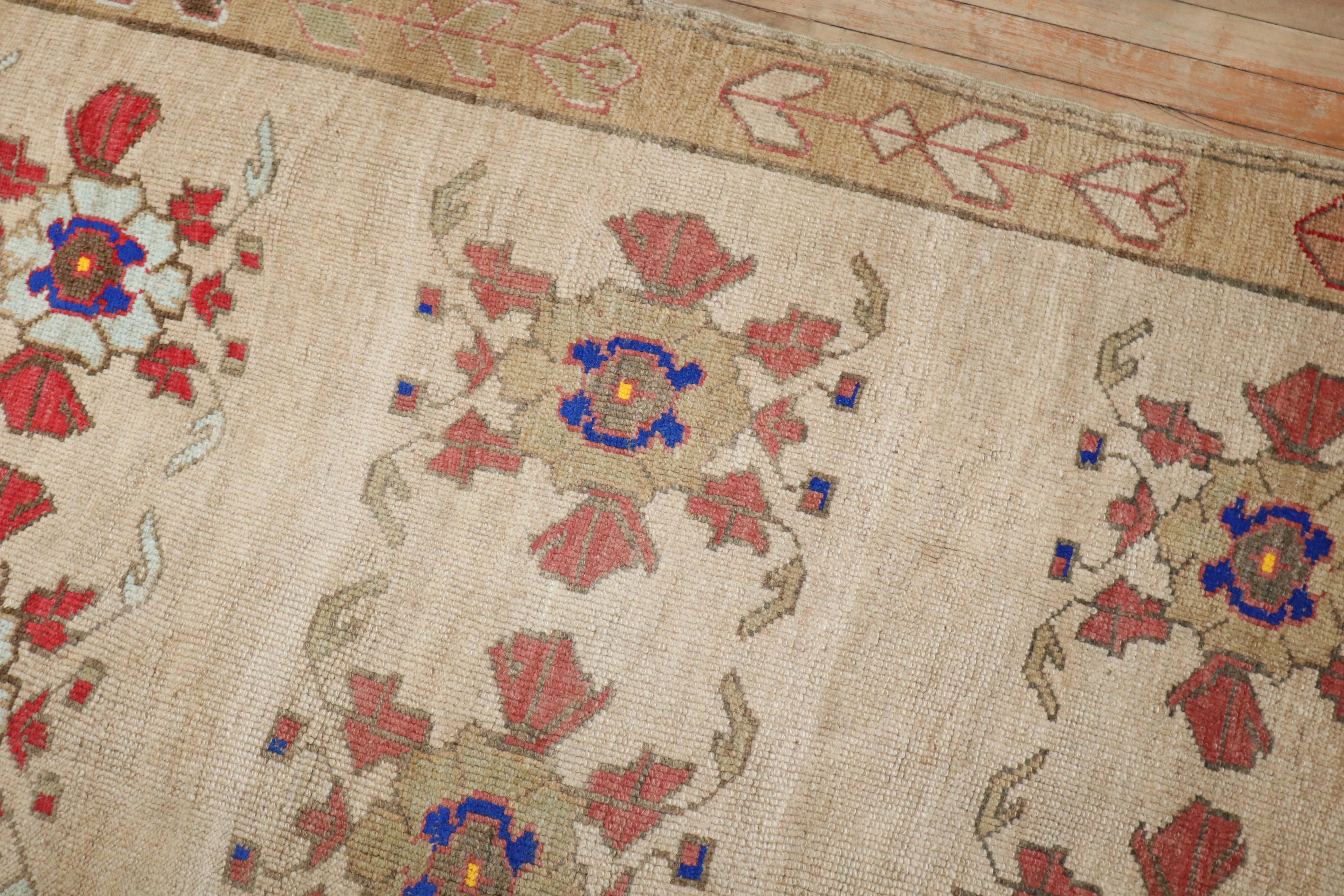 Zabihi Collection Schöner floraler türkischer Kars-Teppich  im Angebot 2