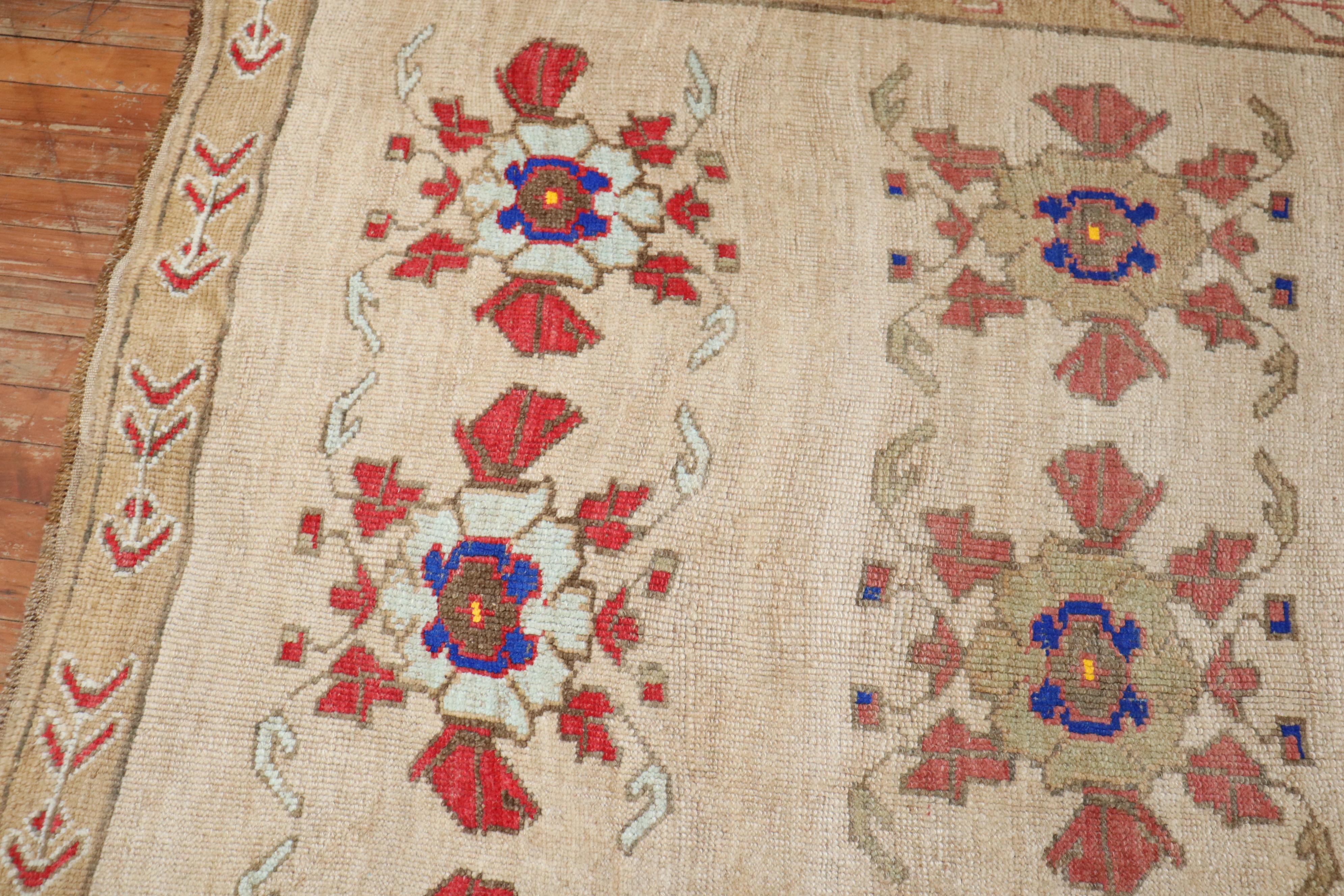 3rd quarter of the 20th Century Turkish Kars rug with an all over floral design on an ivory field

Measures: 5'7'' x 8'1'' 