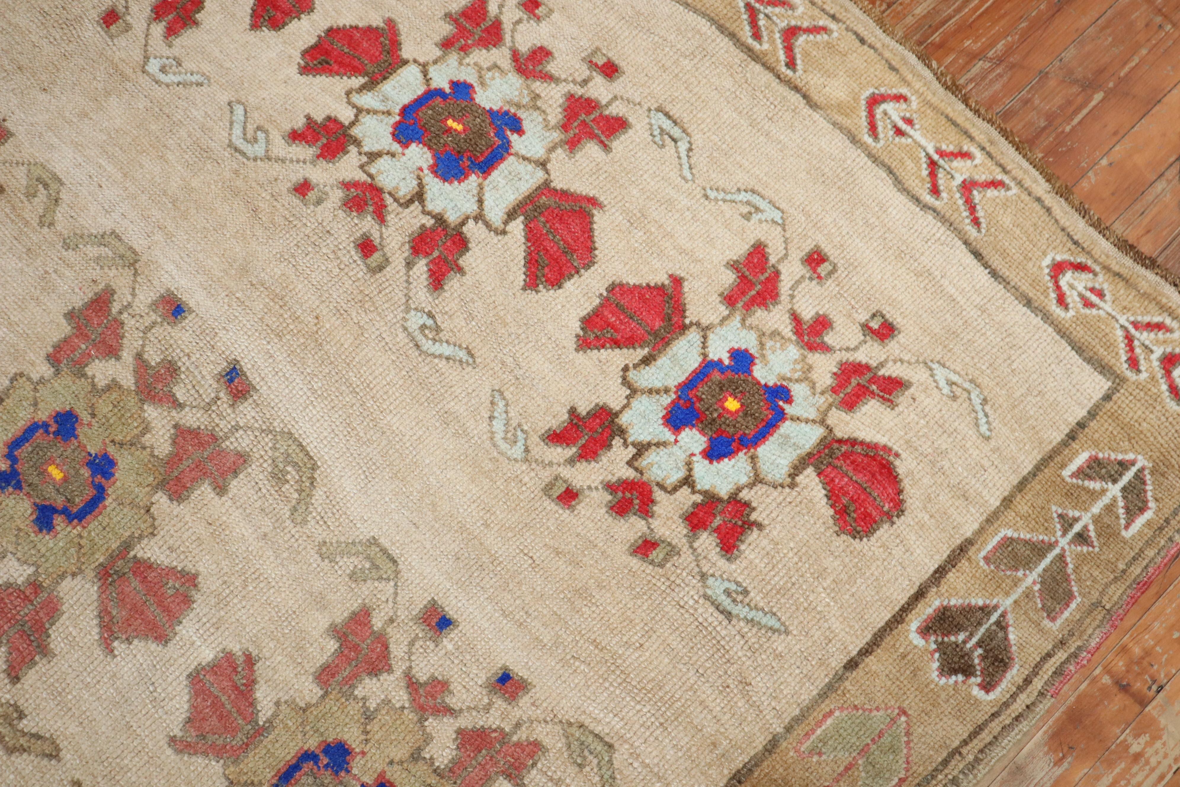 Zabihi Collection Schöner floraler türkischer Kars-Teppich  (Wolle) im Angebot