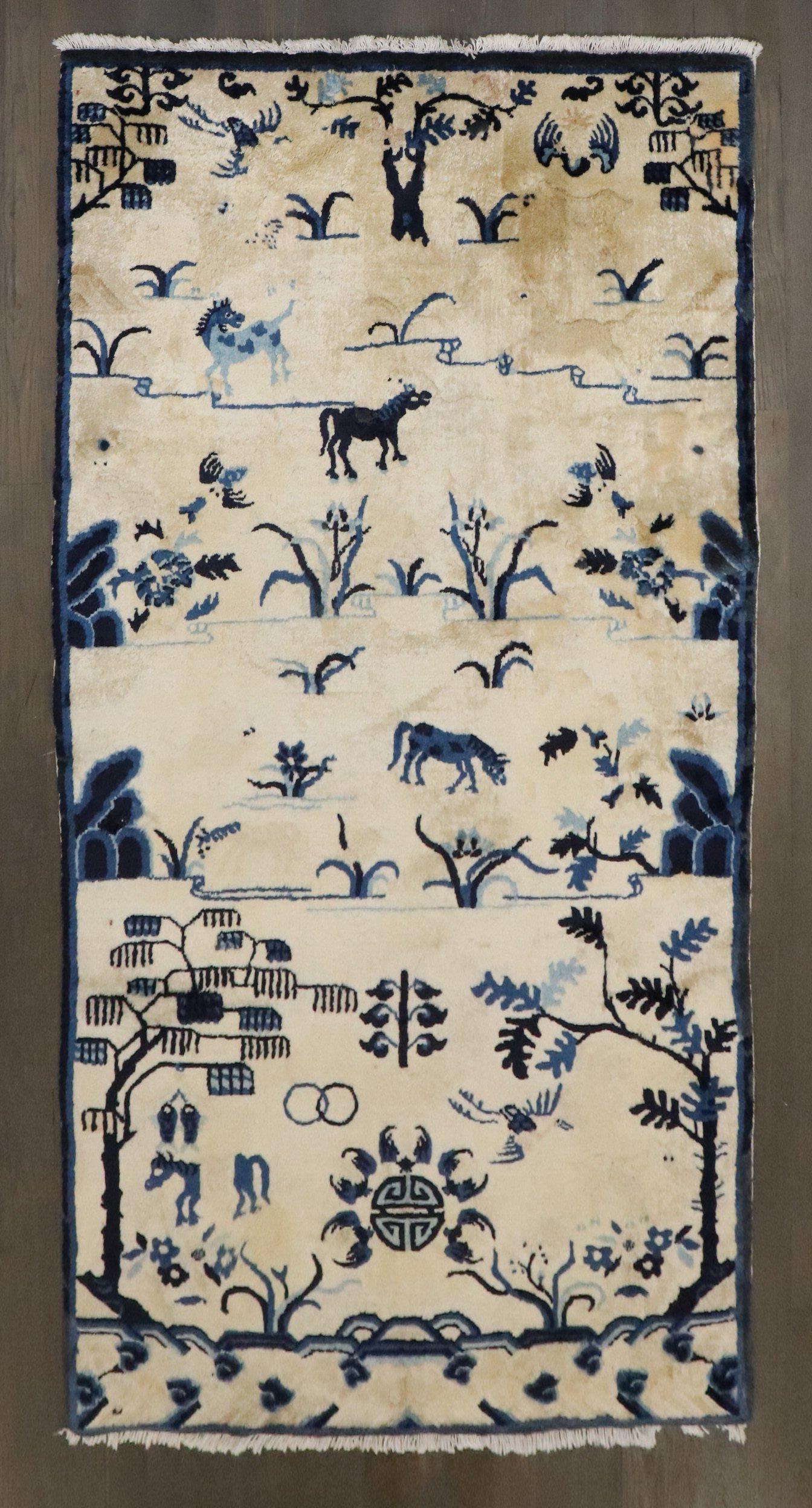 Tapis chinois de Pékin du début du 20e siècle avec un motif animalier en beige et bleu

circa 1910, mesure : 3' x 5'8