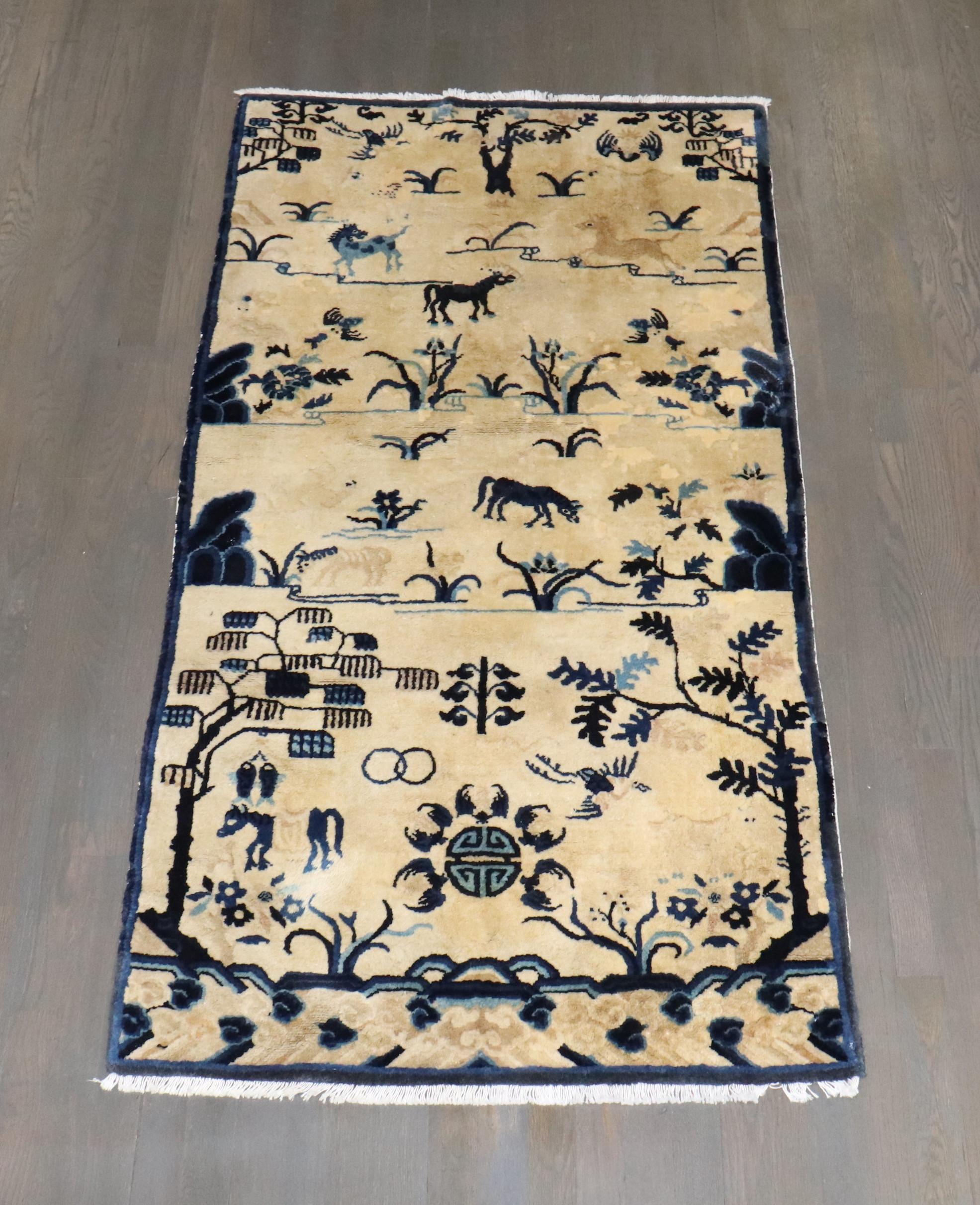 Fédéral Tapis chinois ancien pictural de la collection Zabihi, de couleur bleu beige en vente