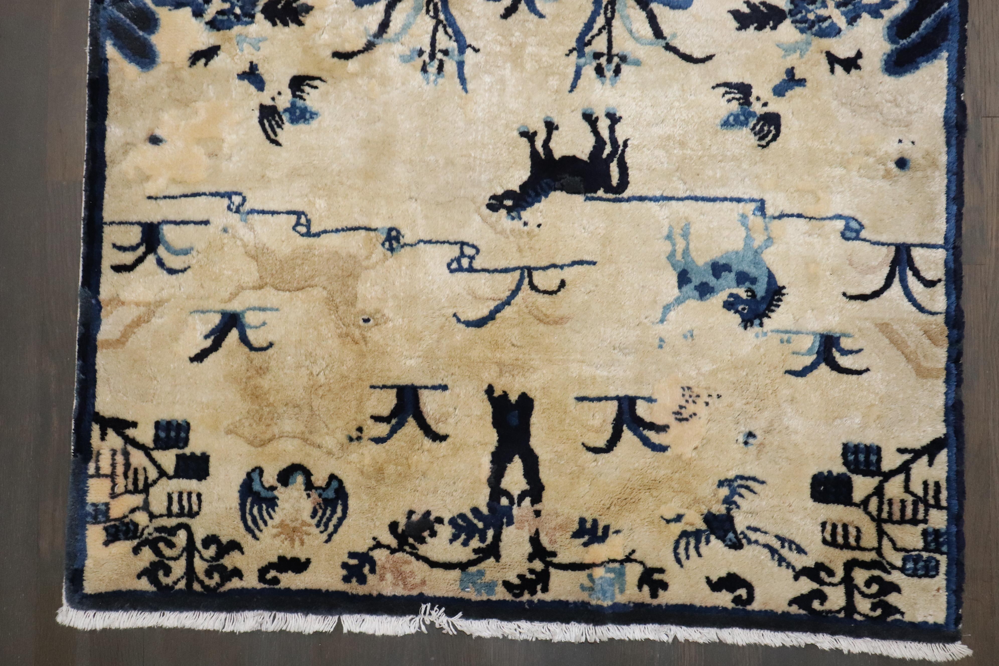 Chinois Tapis chinois ancien pictural de la collection Zabihi, de couleur bleu beige en vente
