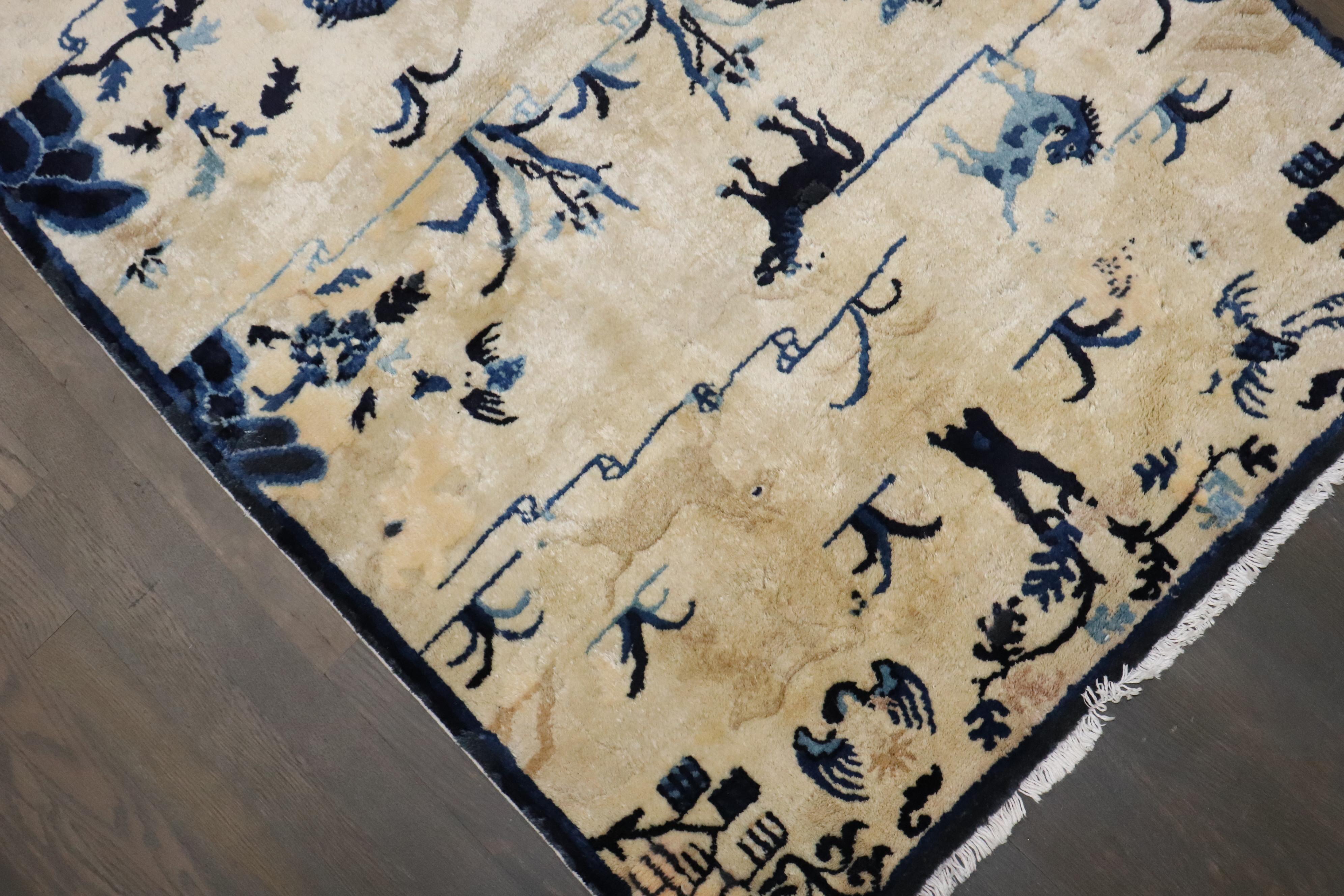 Noué à la main Tapis chinois ancien pictural de la collection Zabihi, de couleur bleu beige en vente