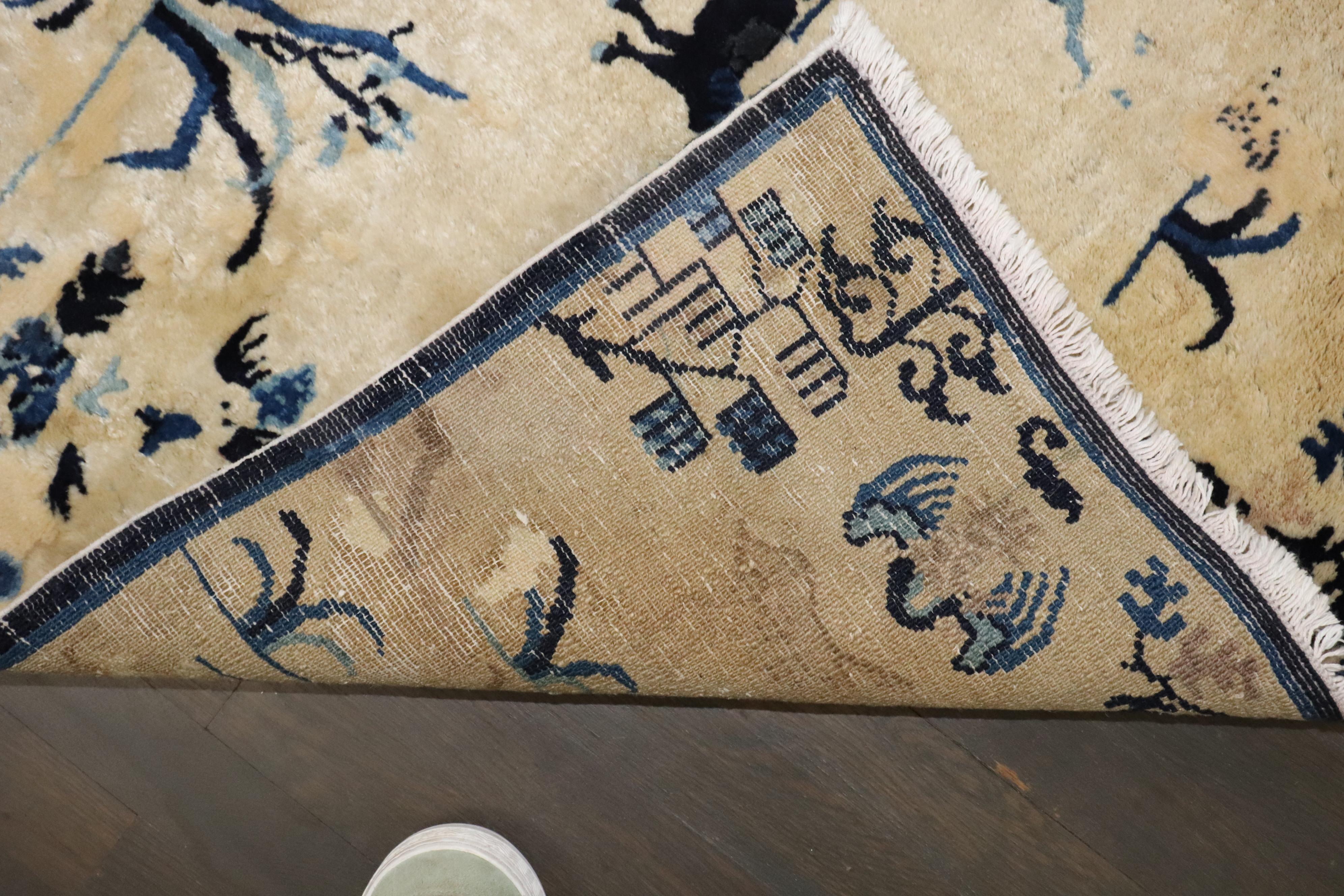 Tapis chinois ancien pictural de la collection Zabihi, de couleur bleu beige Bon état - En vente à New York, NY
