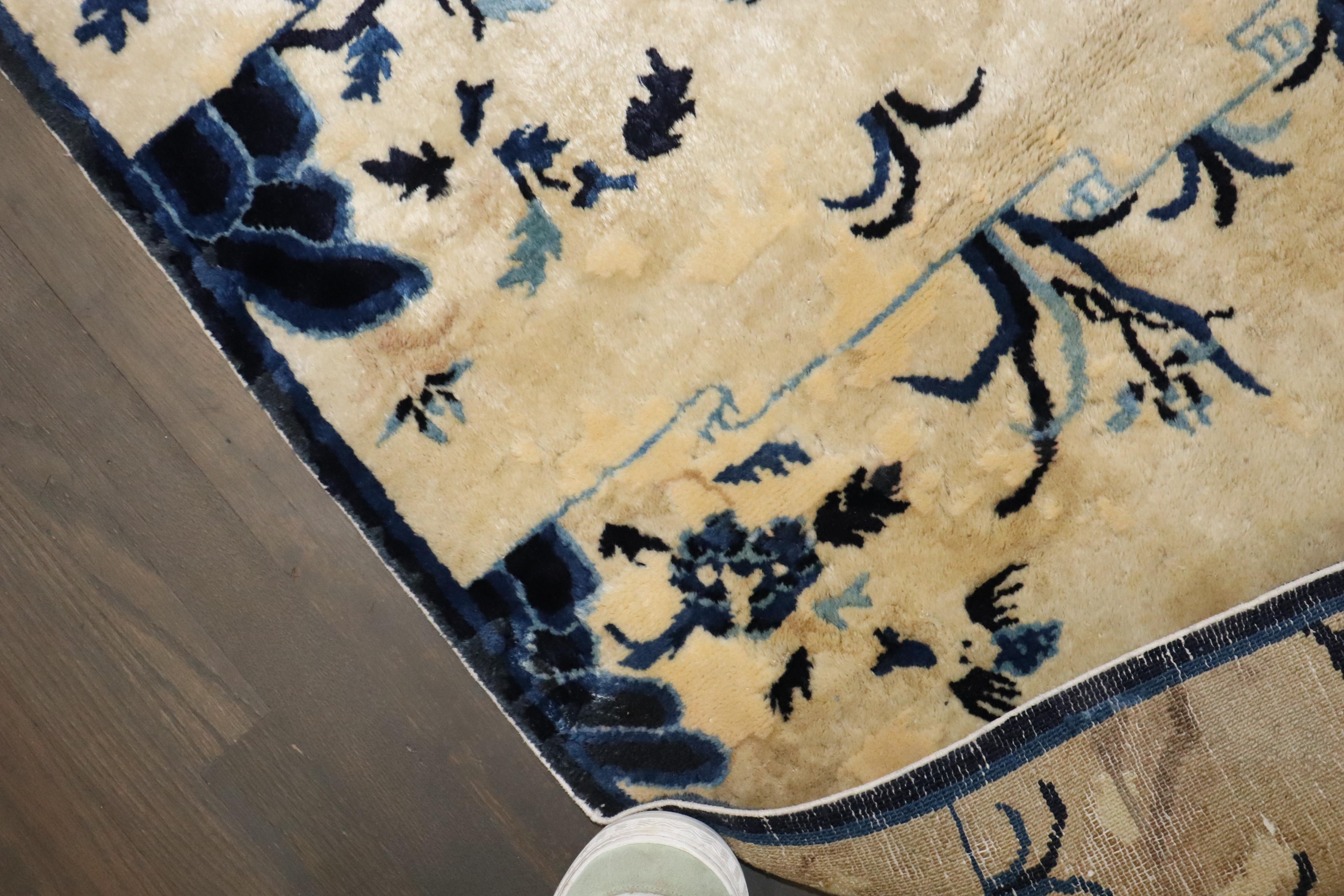 20ième siècle Tapis chinois ancien pictural de la collection Zabihi, de couleur bleu beige en vente