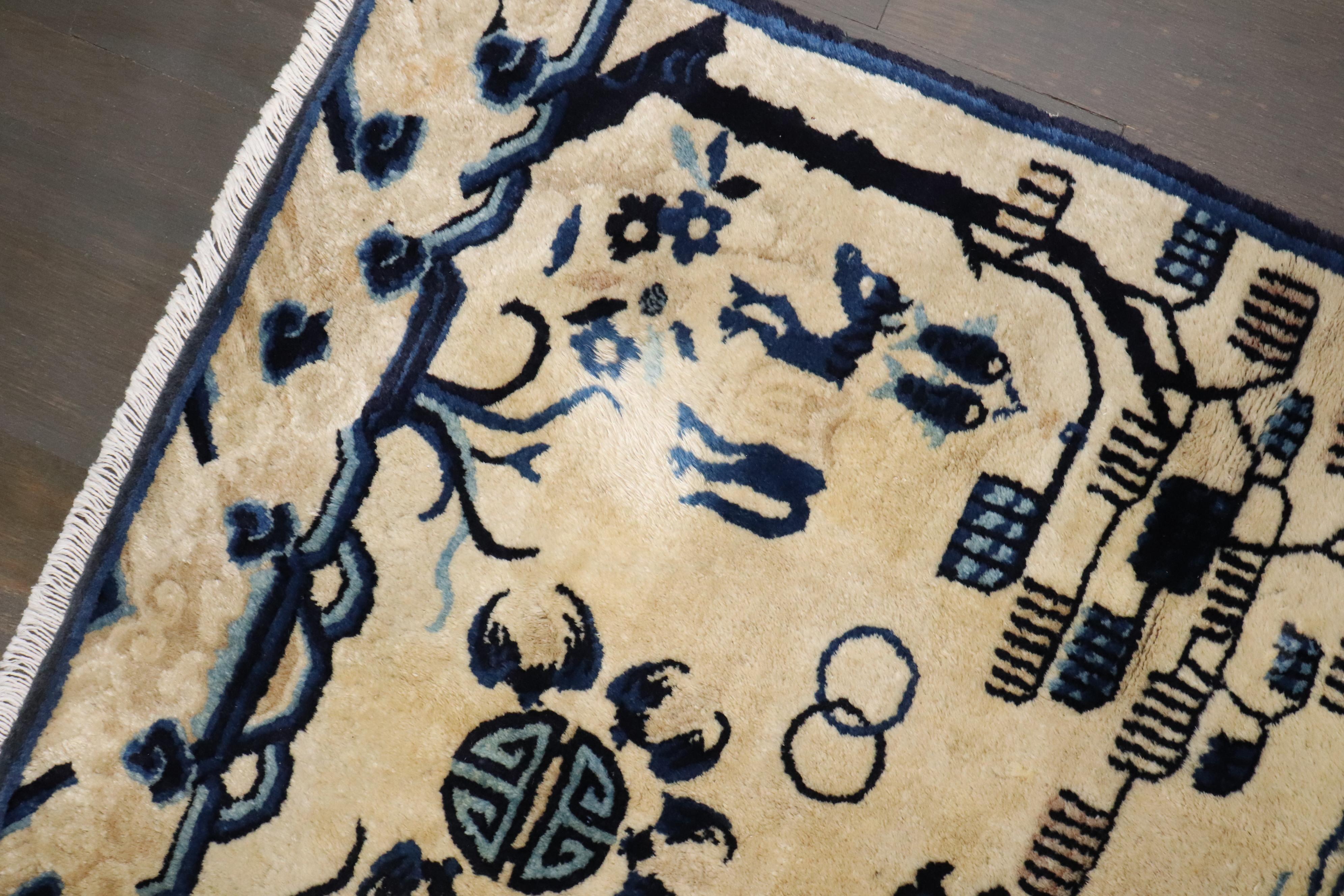 Laine Tapis chinois ancien pictural de la collection Zabihi, de couleur bleu beige en vente