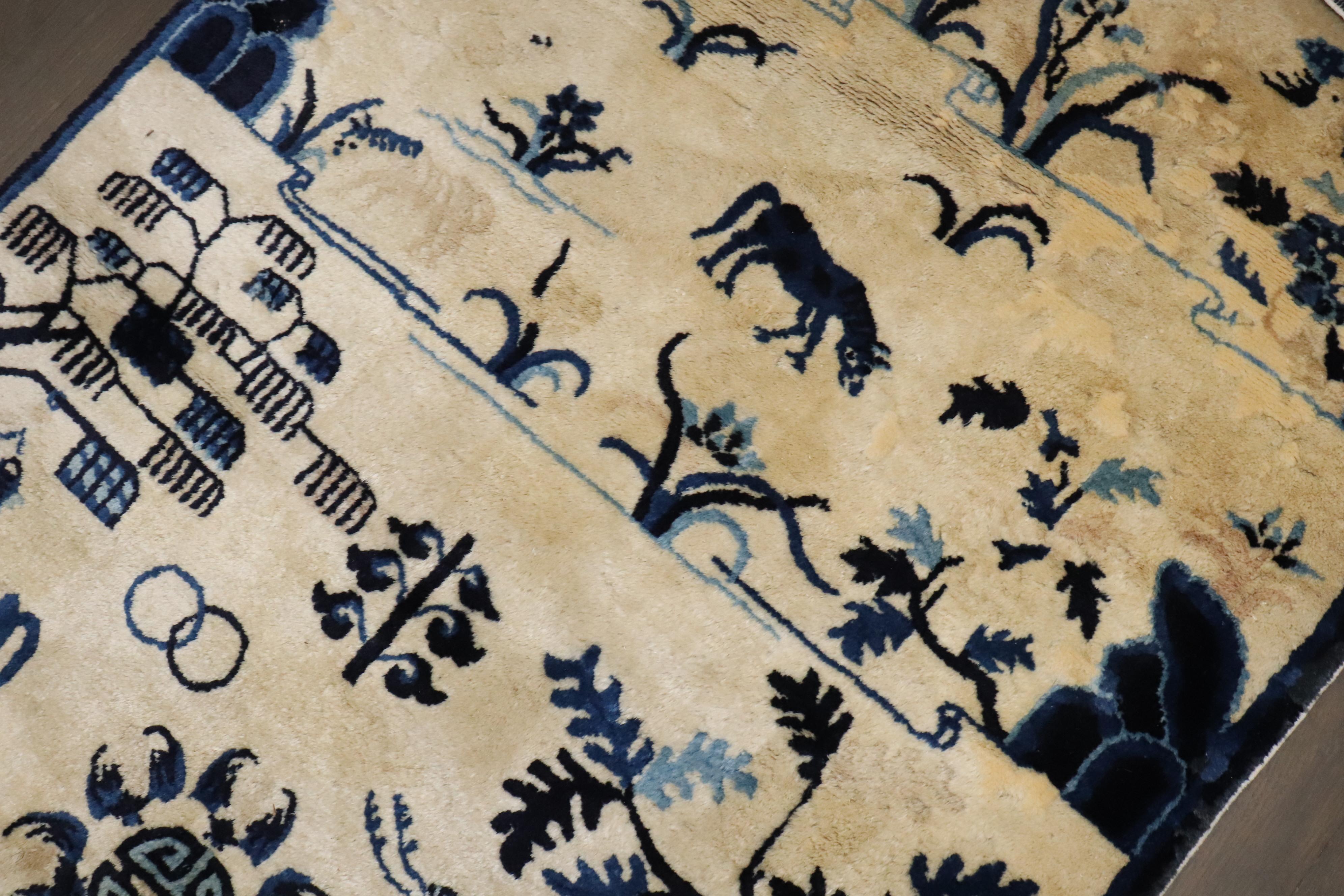 Tapis chinois ancien pictural de la collection Zabihi, de couleur bleu beige en vente 1
