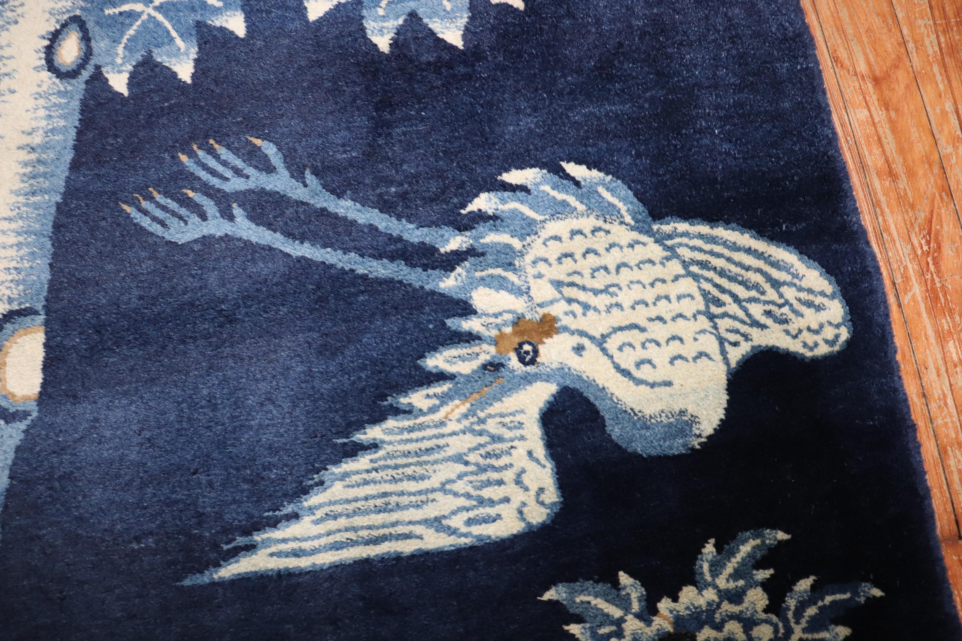 Petit tapis Chiense des années 1930 avec pictogrammes d'animaux

Détails
rug no.	j3525
taille	2' 7