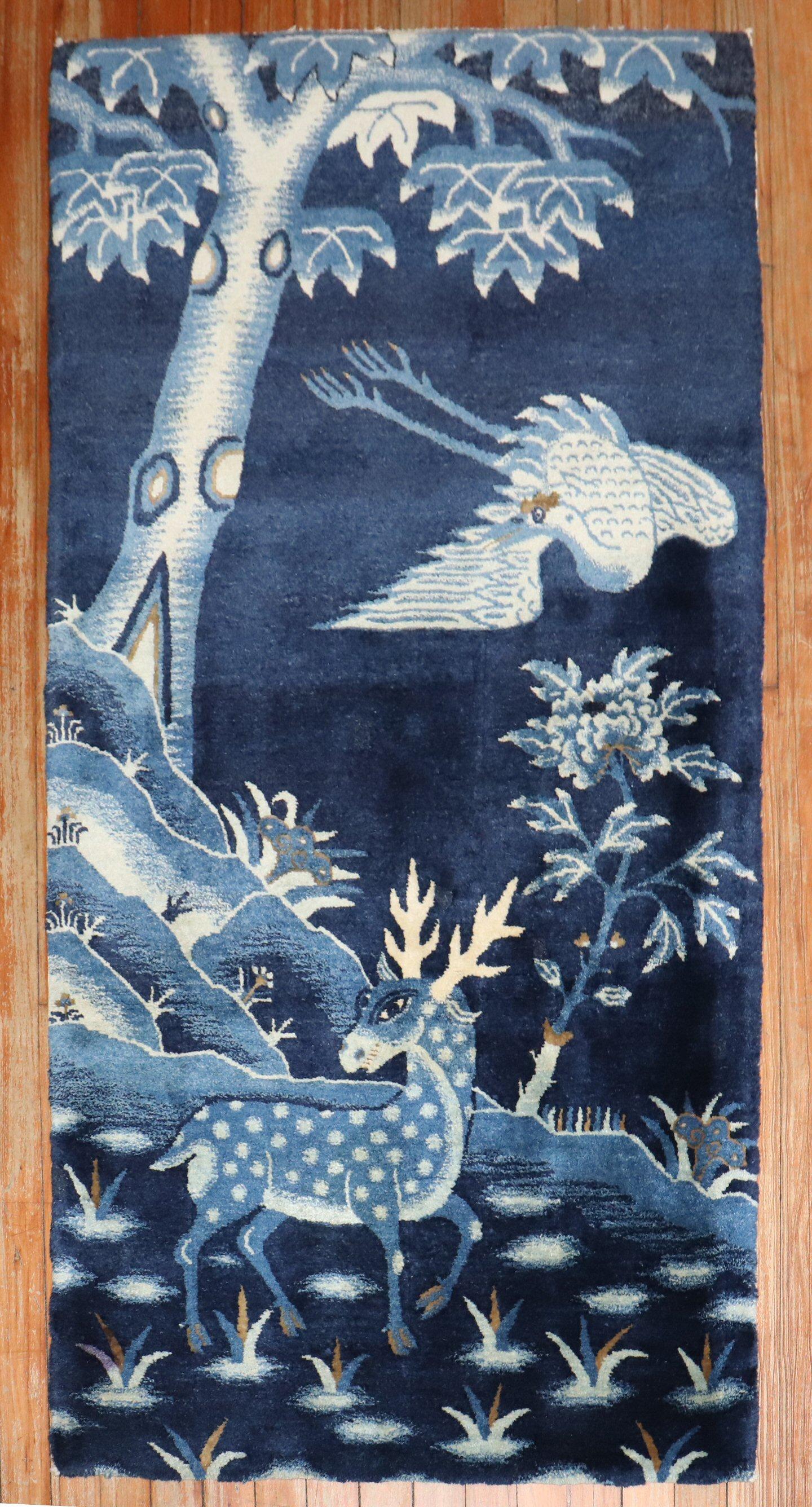 Tissé à la main Tapis graphique chinois bleu de la collection Zabihi en vente