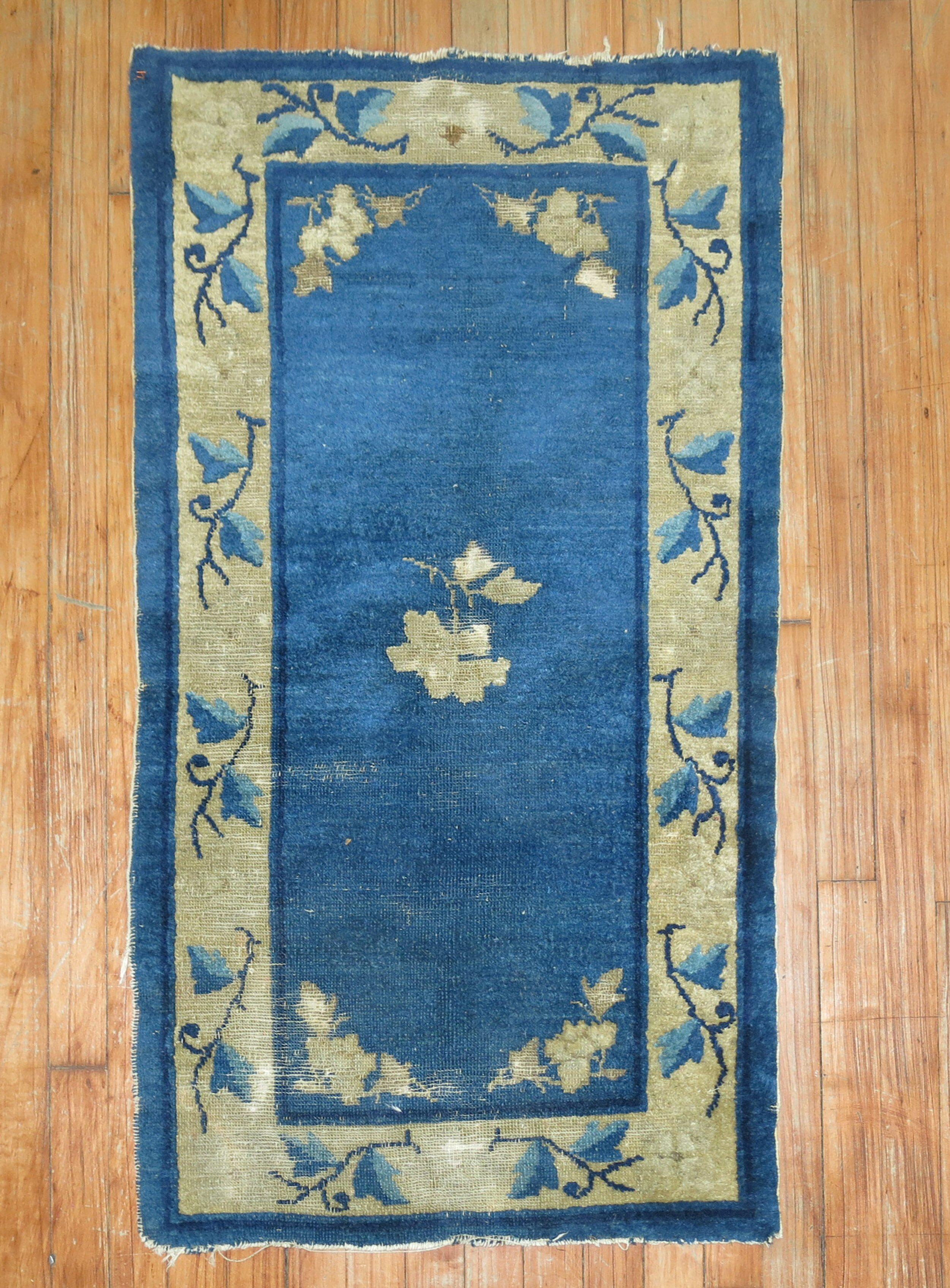Chinese Nichols art deco mat-size rug from the 2nd quarter of the 20th century. 

Measures: 2'1'' x 3'8