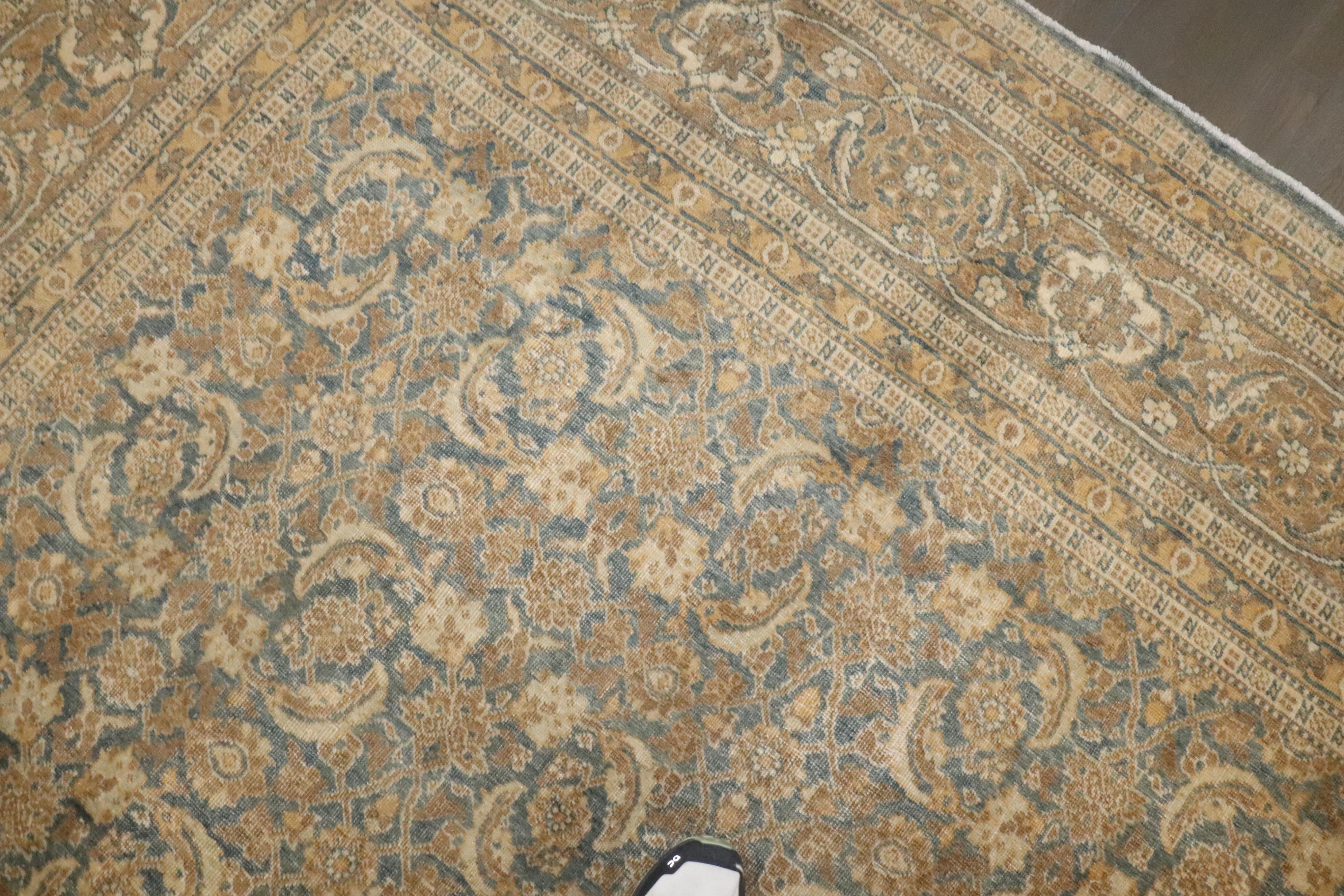 un Tabriz persan du début du 20e siècle avec un motif classique d'herati sur toute la surface. Champ bleu doux avec des accents prédominants de brun et d'or.

Détails
rug no.	7856
taille	8' 8
