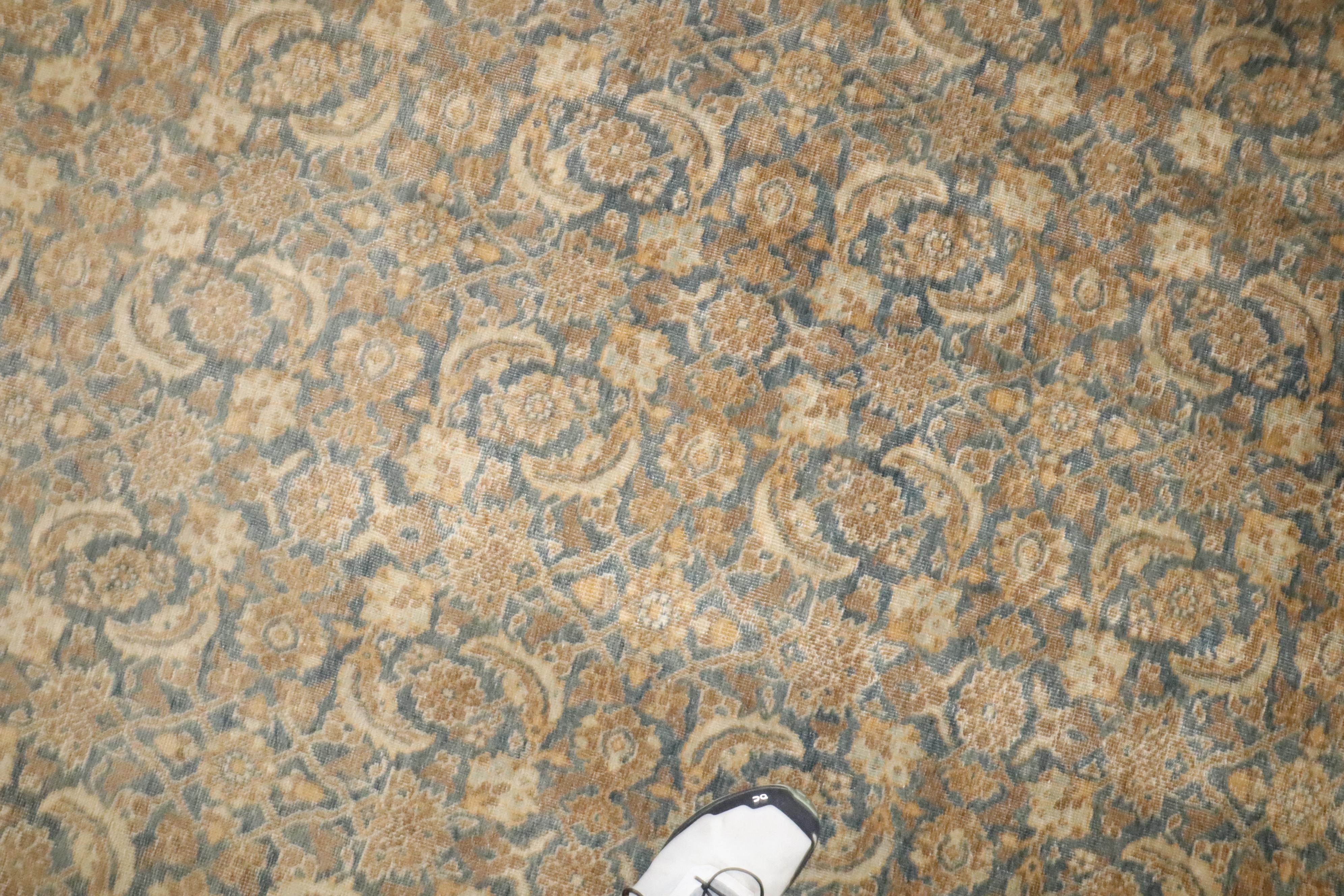 Noué à la main The Collective Blue Gold Persian Tabriz Room Size Carpet (tapis persan Tabriz bleu et or) en vente