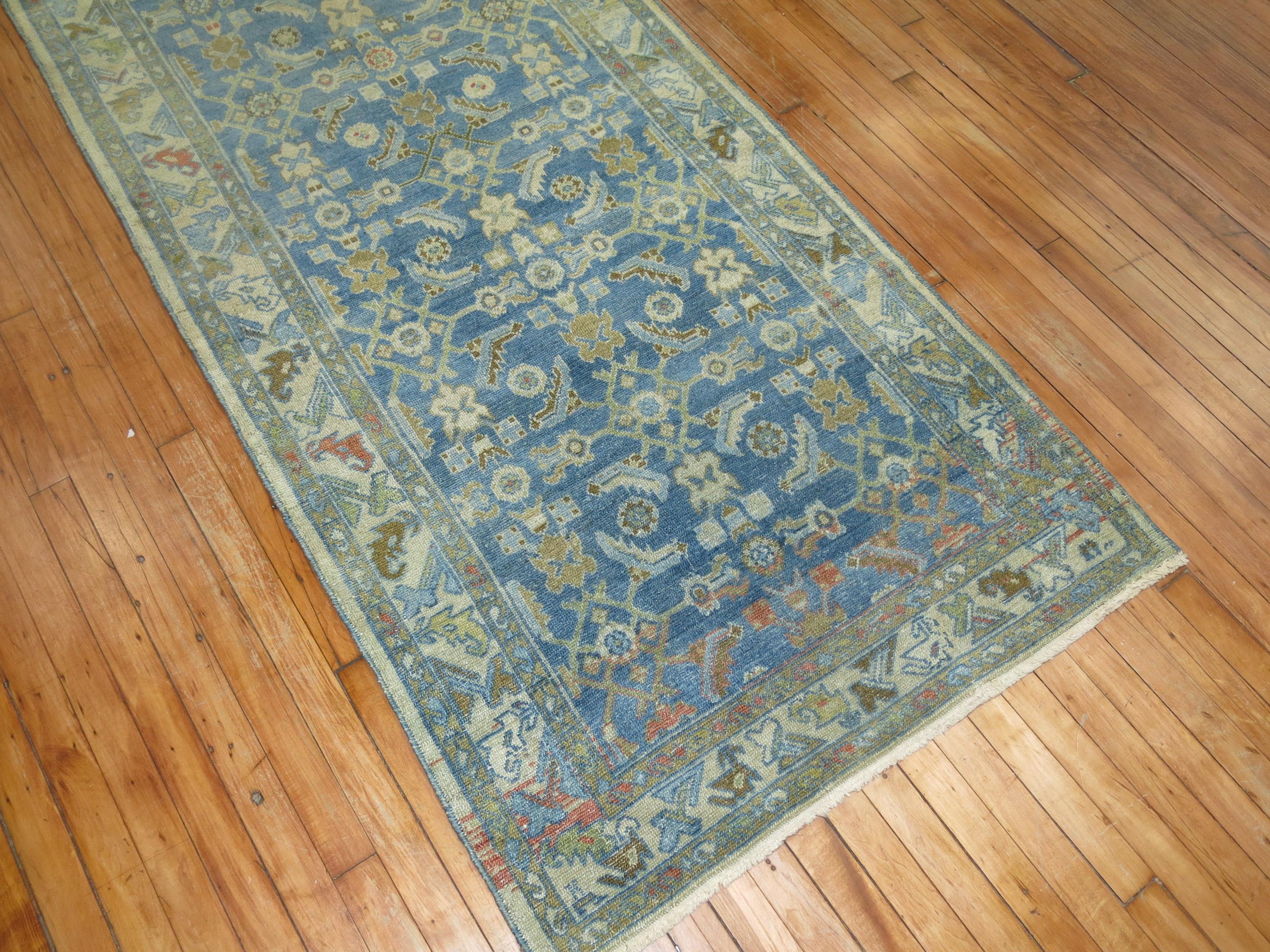 Zabihi Collection Traves de Mesa Persa Azul Malayer Antiguo siglo XX en venta