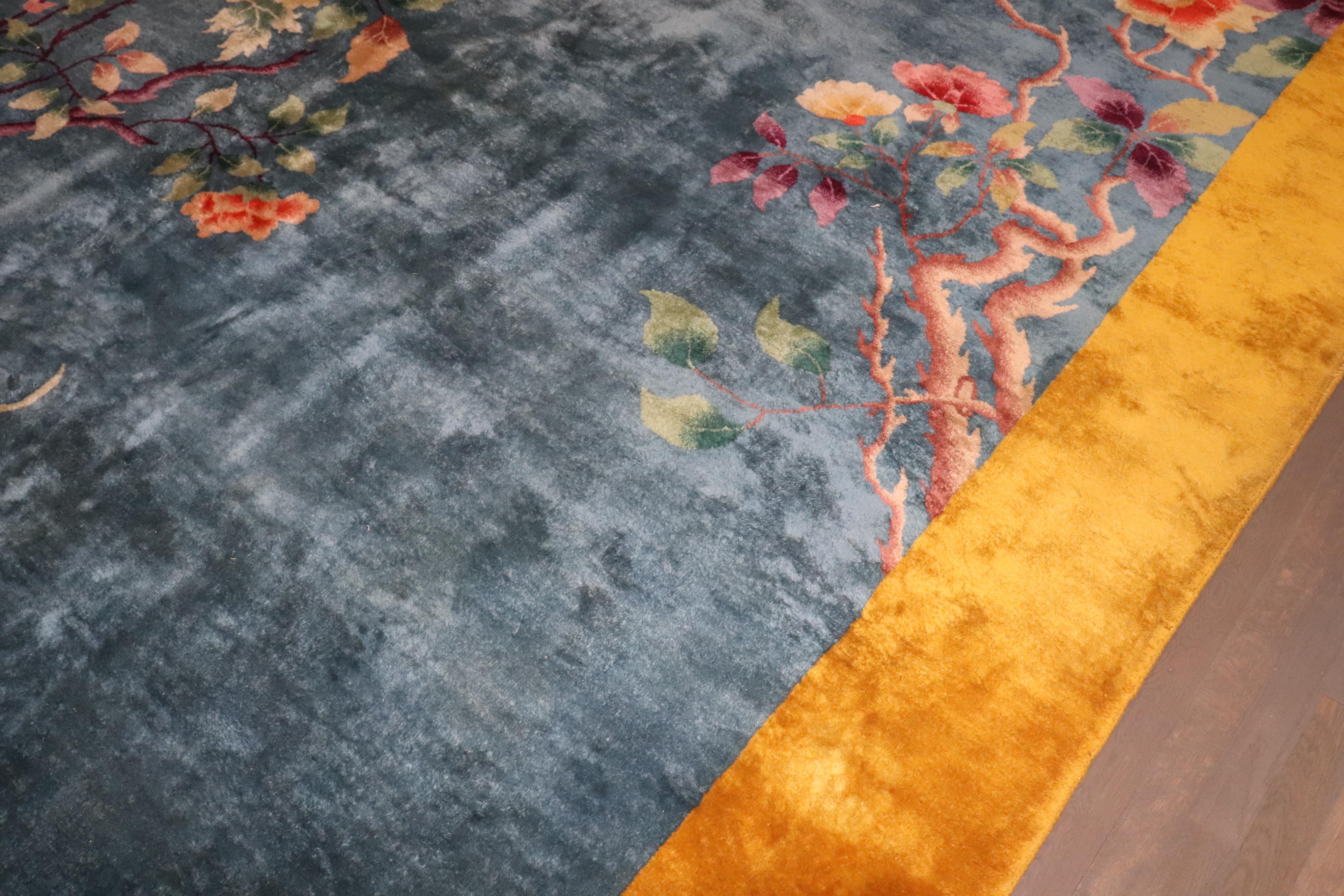 Zabihi Collection Blu Giallo Antico Cinese Arte Deco Mandelin Tappeto di Lana in vendita 1