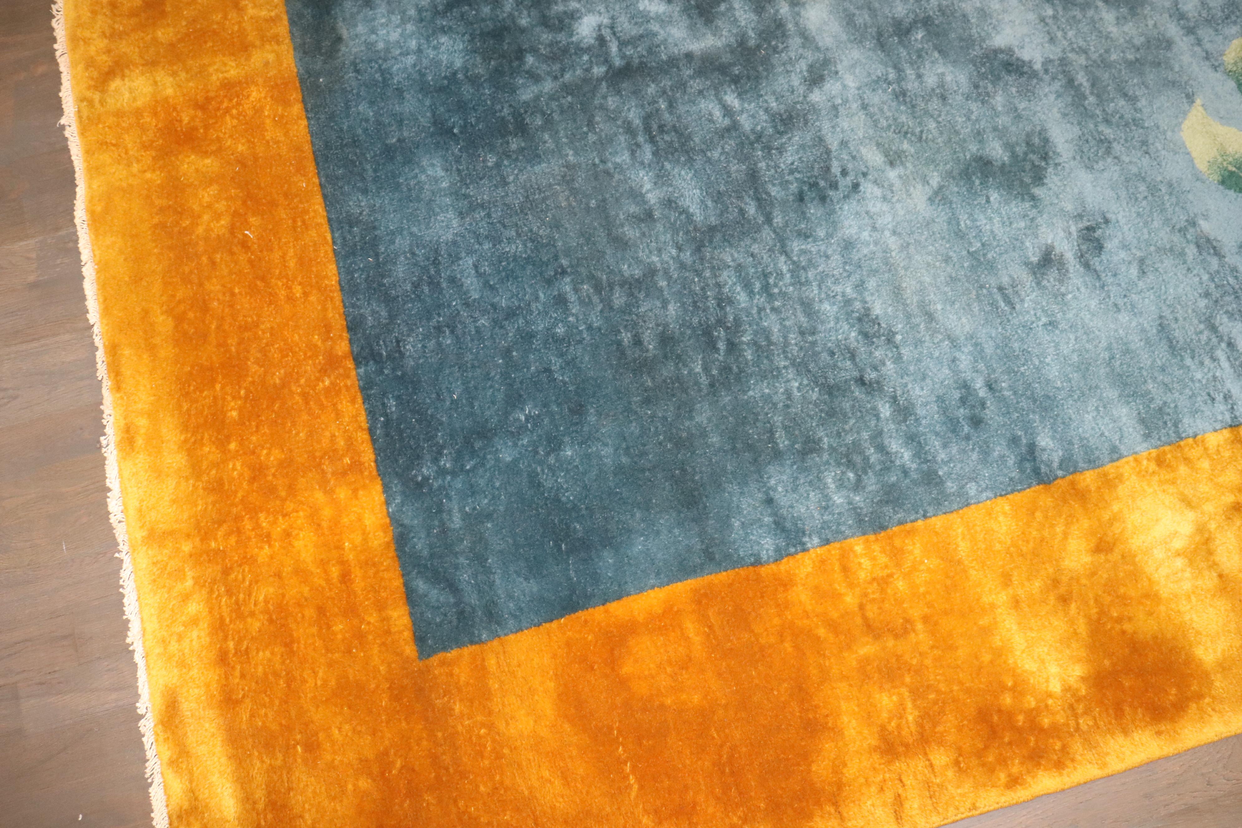 Zabihi Collection Blu Giallo Antico Cinese Arte Deco Mandelin Tappeto di Lana in vendita 2