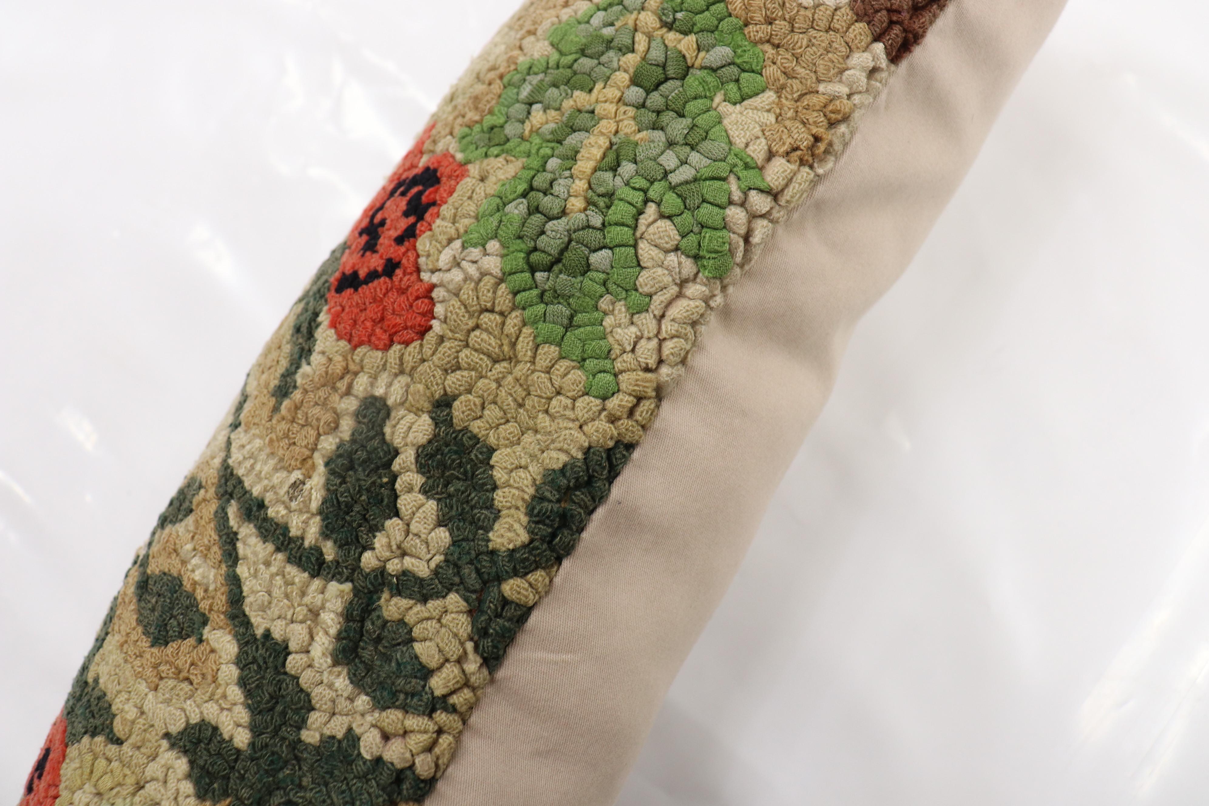 Zabihi Collection Bolster Größe American Hooked Floral Rug Pillow (Land) im Angebot