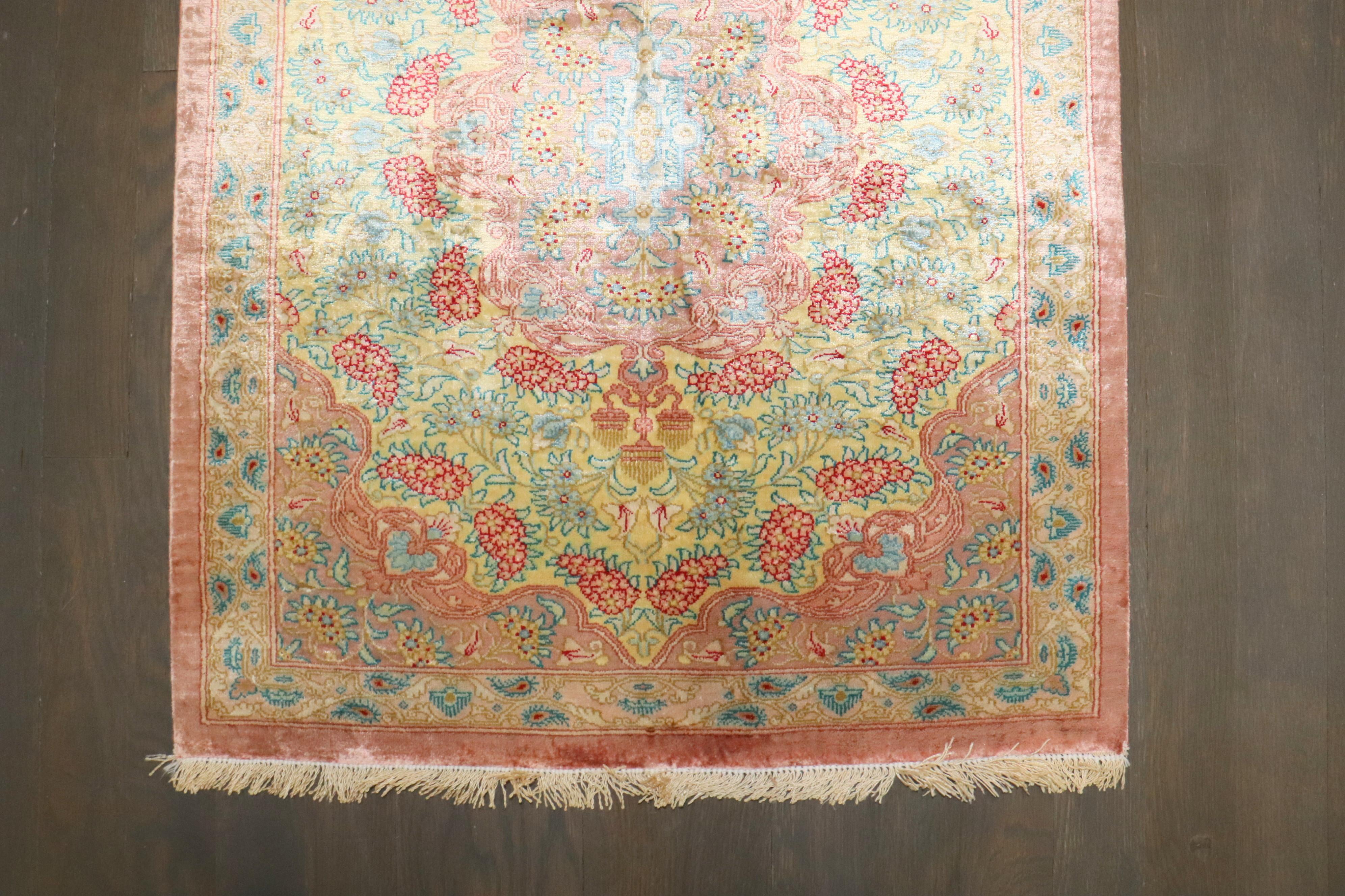 Ein außergewöhnlicher feiner persischer Seidenteppich aus Qum aus der Mitte des 20.

Einzelheiten
Teppich nein.	j4389
Größe	2' x 2' 7