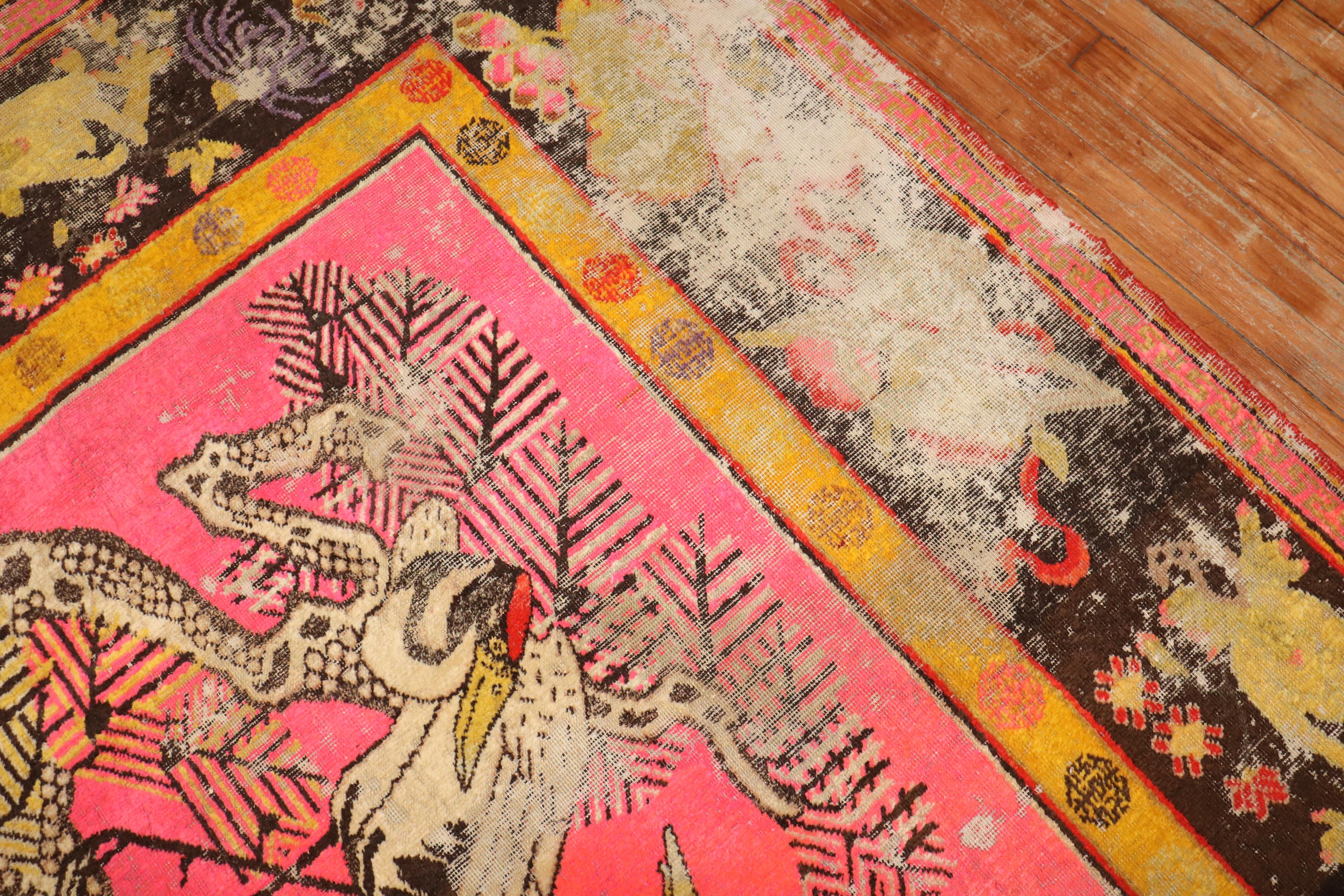 Collection Zabihi Tapis Khotan Pictorial Flamingo, rose vif, antique et usé en vente 1