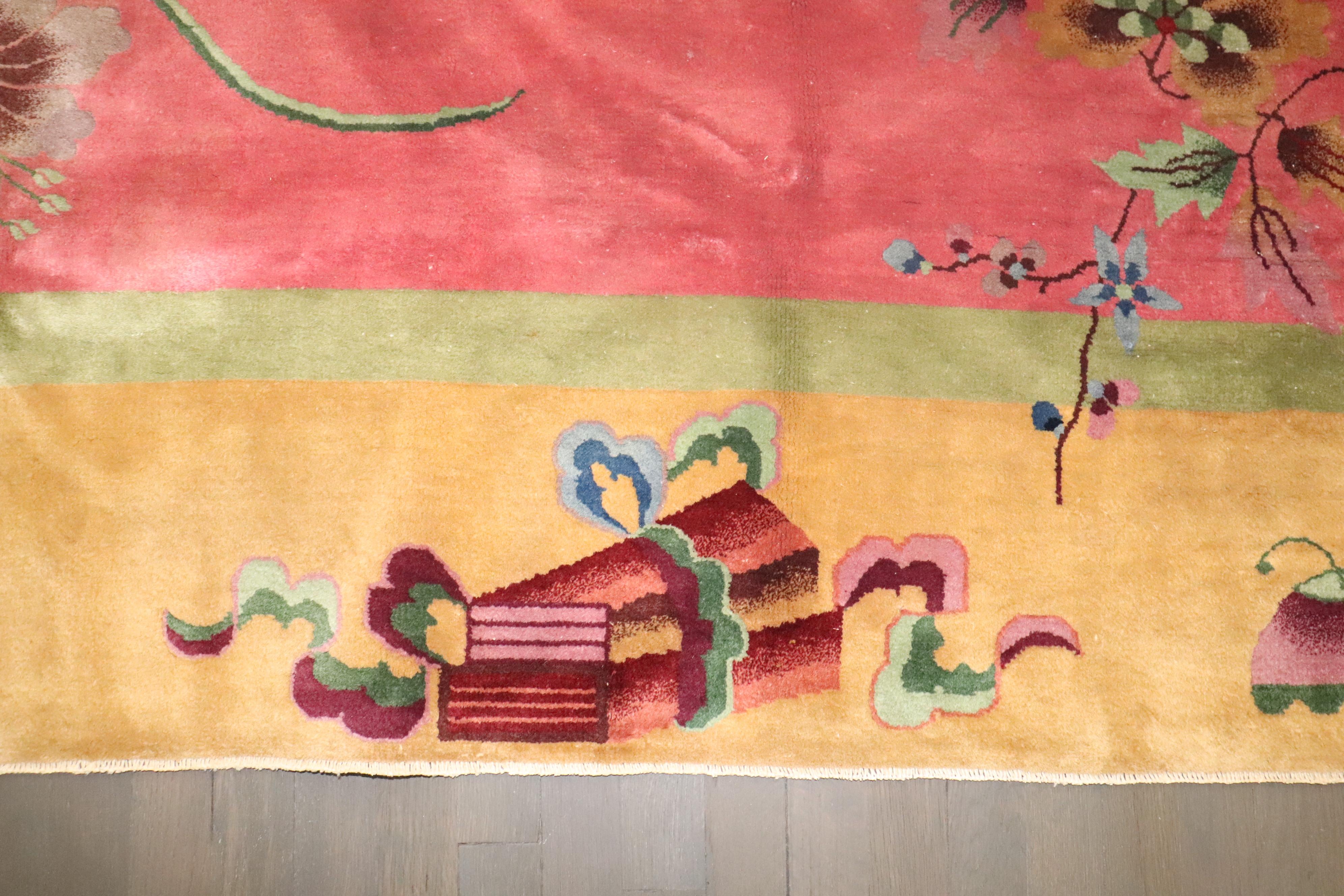 Bezaubernder chinesischer Art-Déco-Teppich aus dem frühen 20. Jahrhundert in leuchtenden Rosatönen, Grün und Gelb

Maße: 8'10'' x 11'6''.