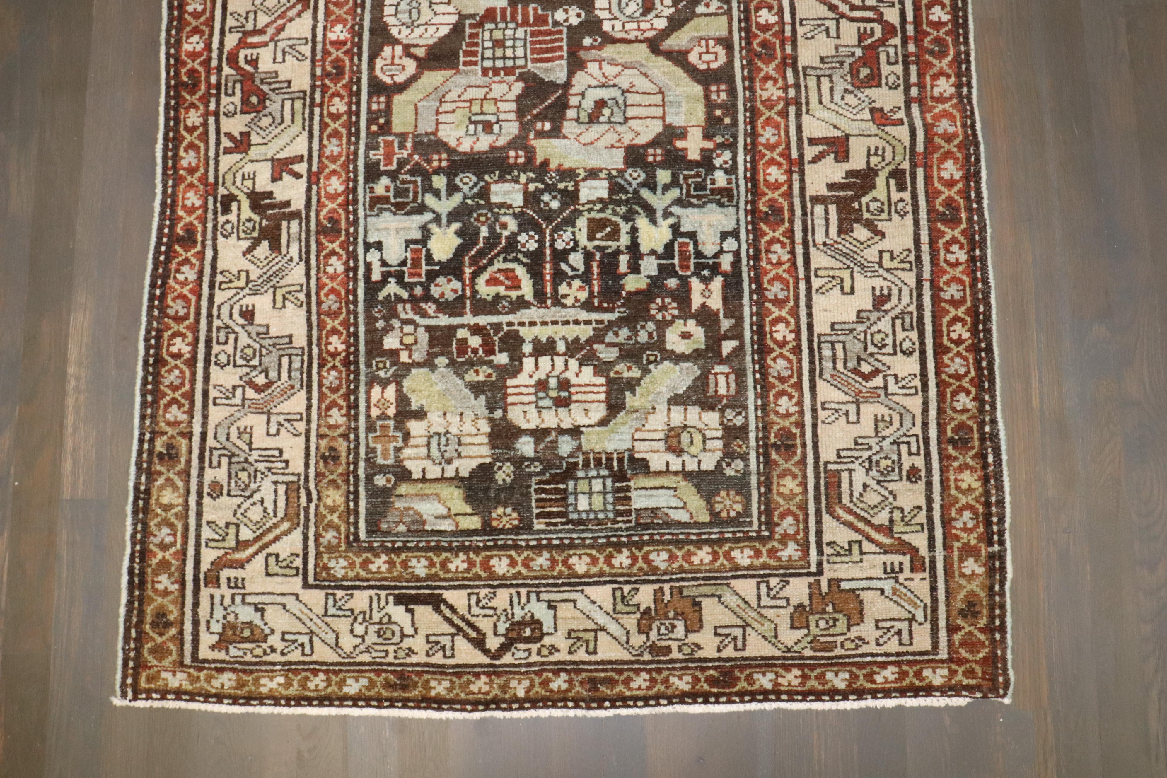 The Collective Brown Antique Persian Malayer Scatter Rug (tapis à dispersion) Bon état - En vente à New York, NY