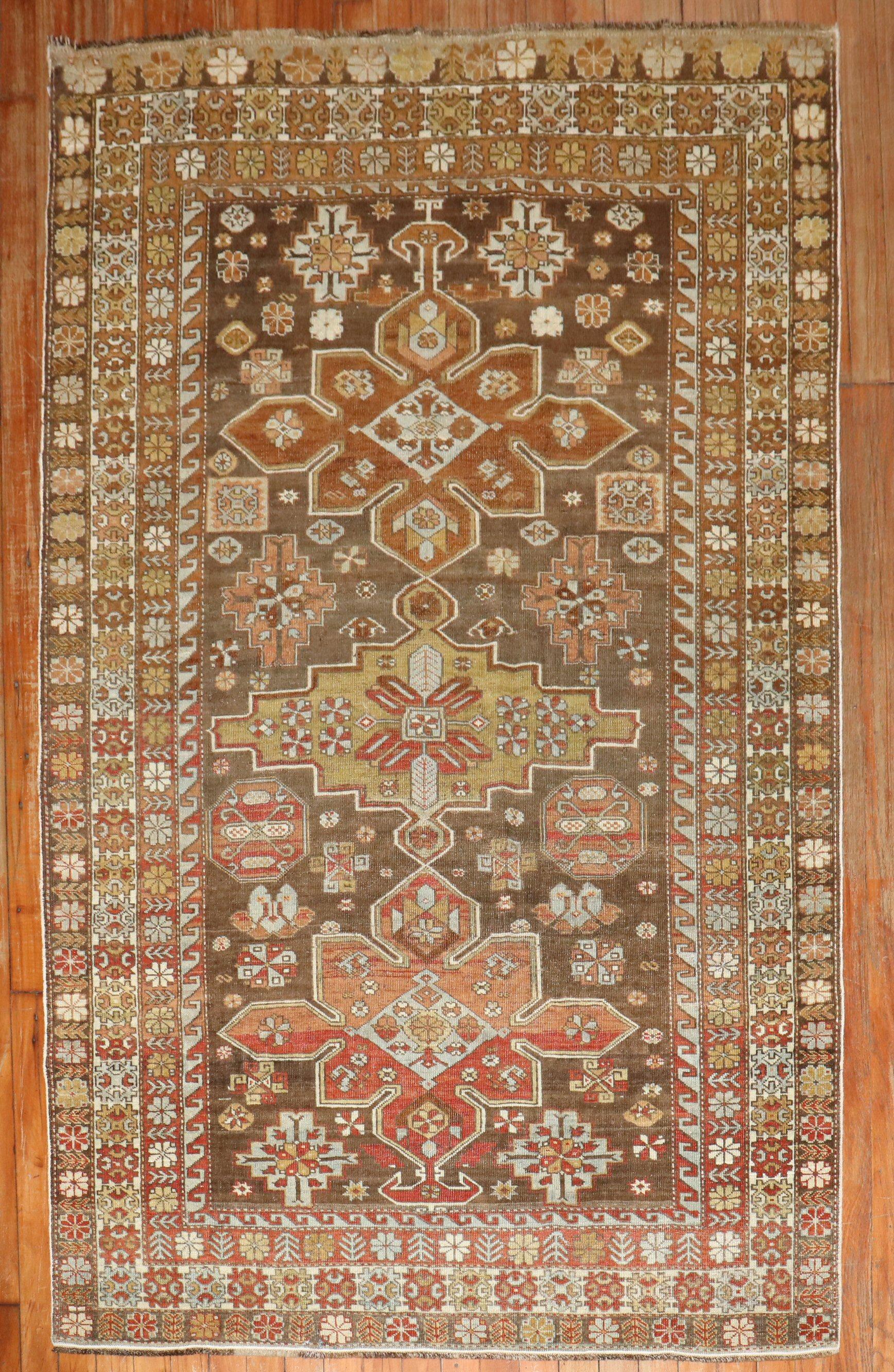 Ein kaukasischer Teppich aus dem 2. Quartal des 20.

Maße: 3'11'' x 6'1''

Antike kaukasische Teppiche aus dem Dorf Schirwan gelten immer noch als eine der besten Dekorations- und Sammlerarten aus den kaukasischen Regionen/Dörfern. Ähnlich wie bei