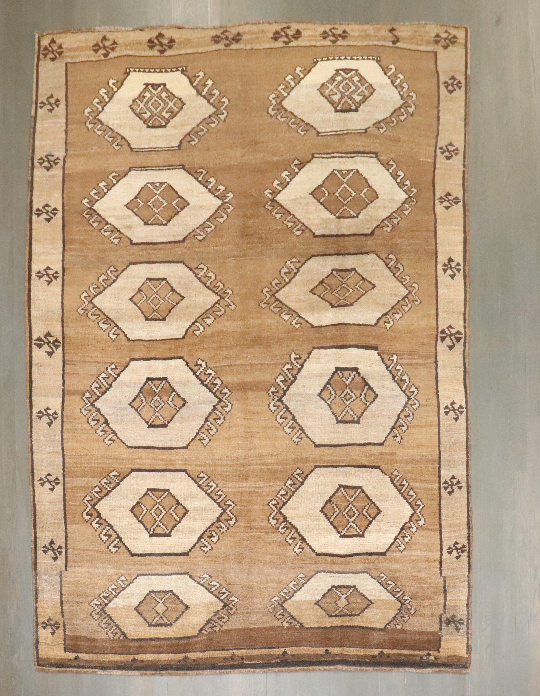 Kars turc du milieu du 20e siècle Kars marron géométrique

Détails
rug no.	j4240
taille	6' 9