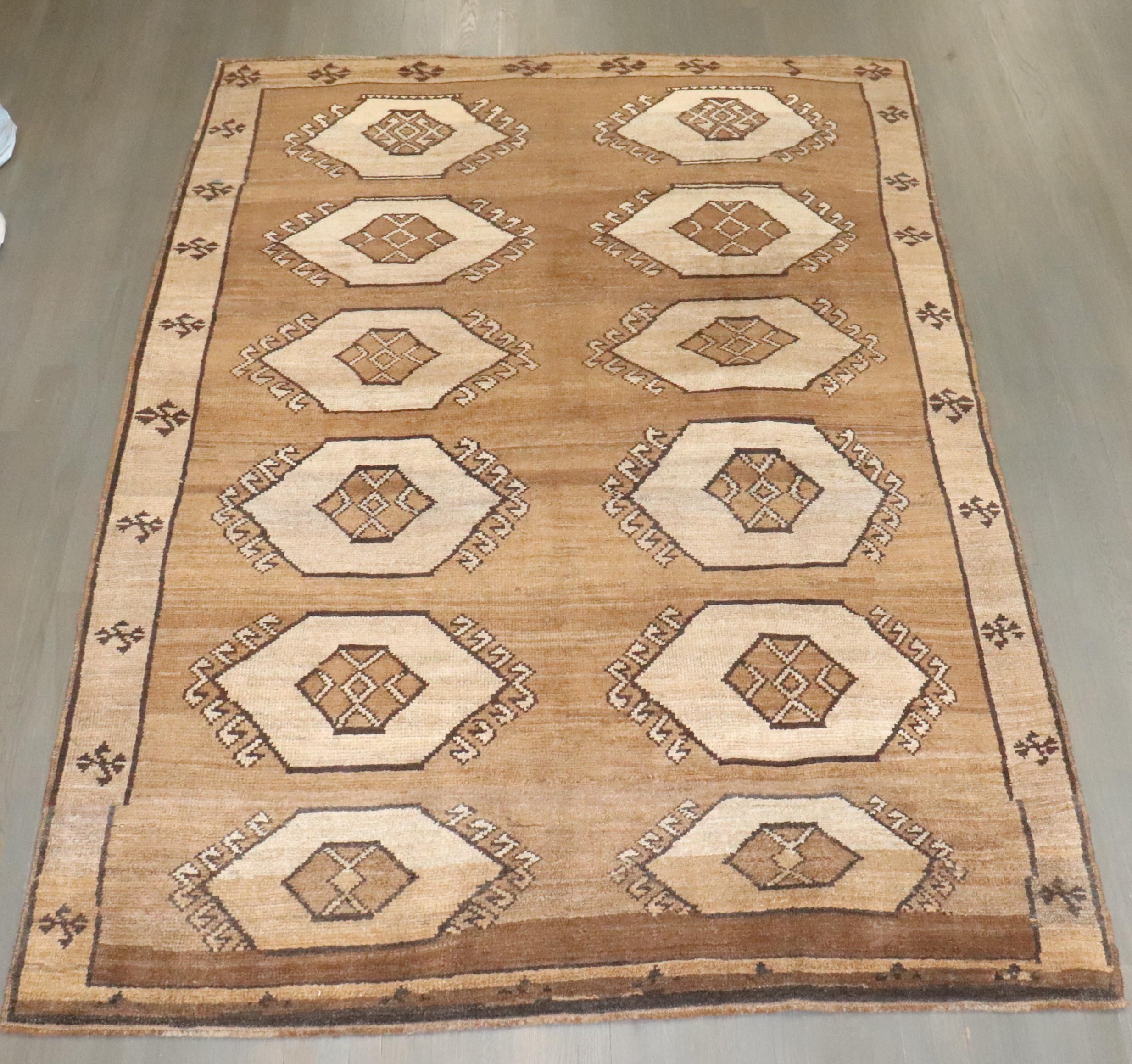 Arts and Crafts The Collective Brown Tapis turc géométrique Kars de la collection Zabihi en vente