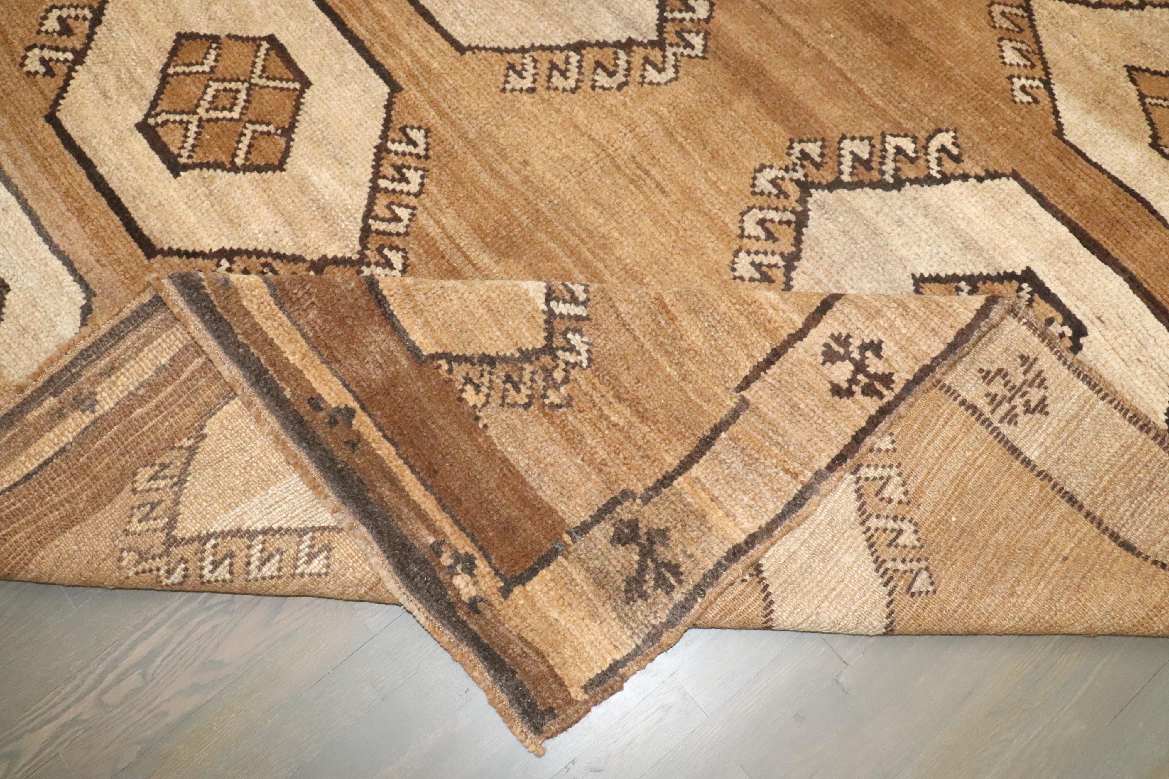 Noué à la main The Collective Brown Tapis turc géométrique Kars de la collection Zabihi en vente
