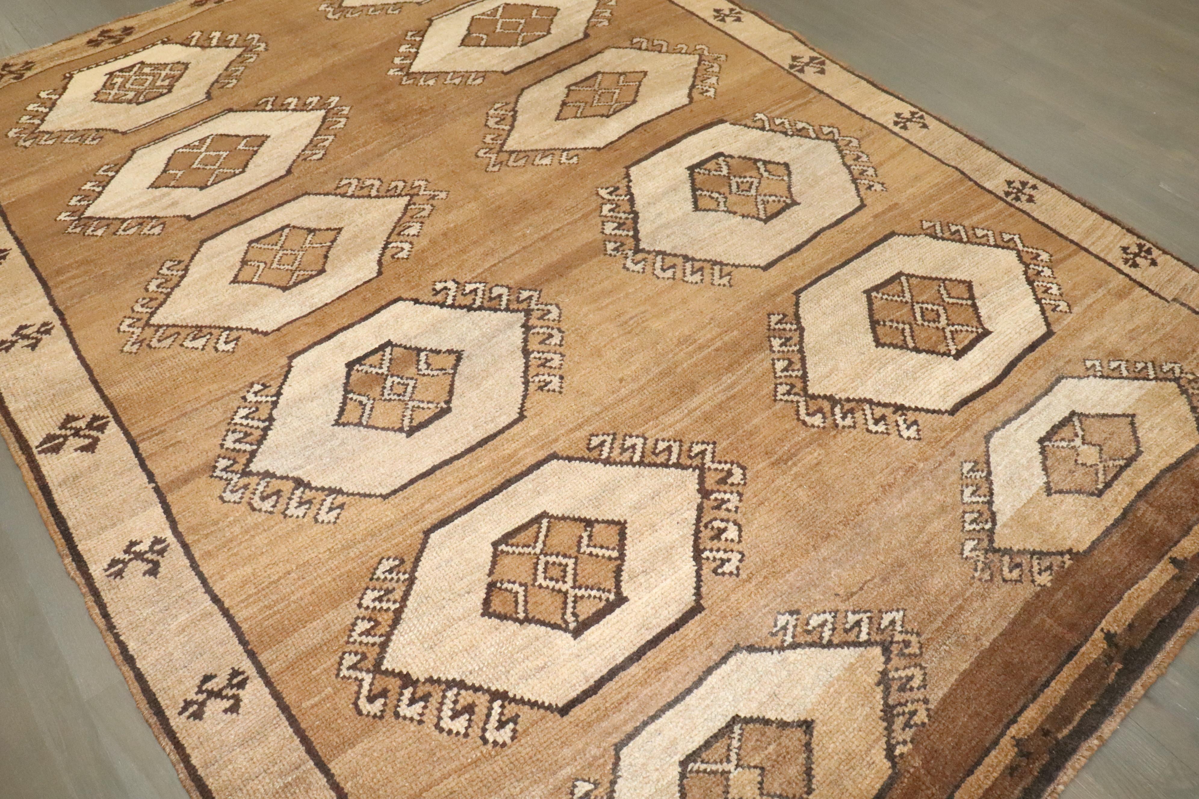 Laine The Collective Brown Tapis turc géométrique Kars de la collection Zabihi en vente