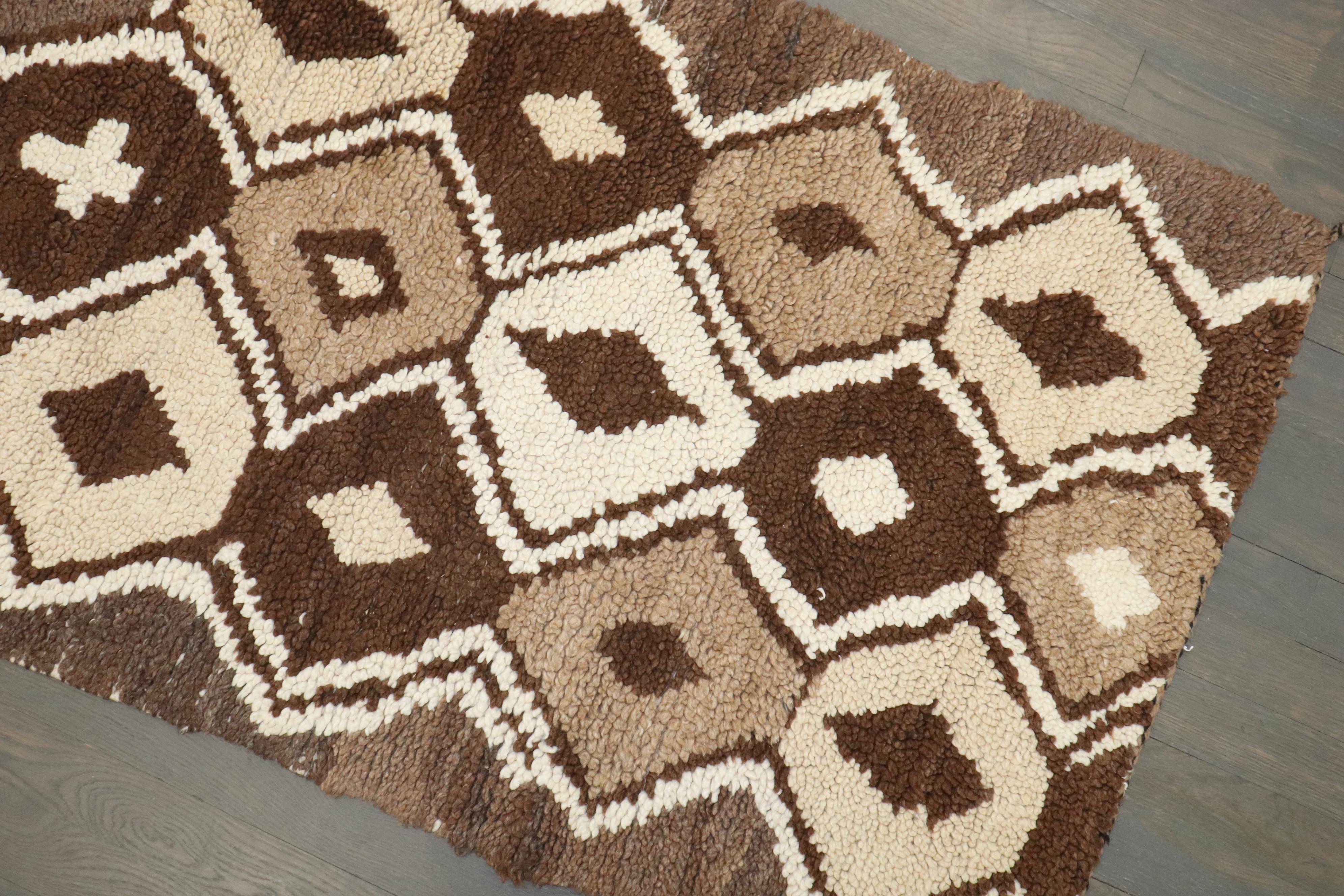 un piccolo runner geometrico marocchino della metà del XX secolo in marrone e crema

Dettagli
rug no.	j4443
dimensione	2' 5