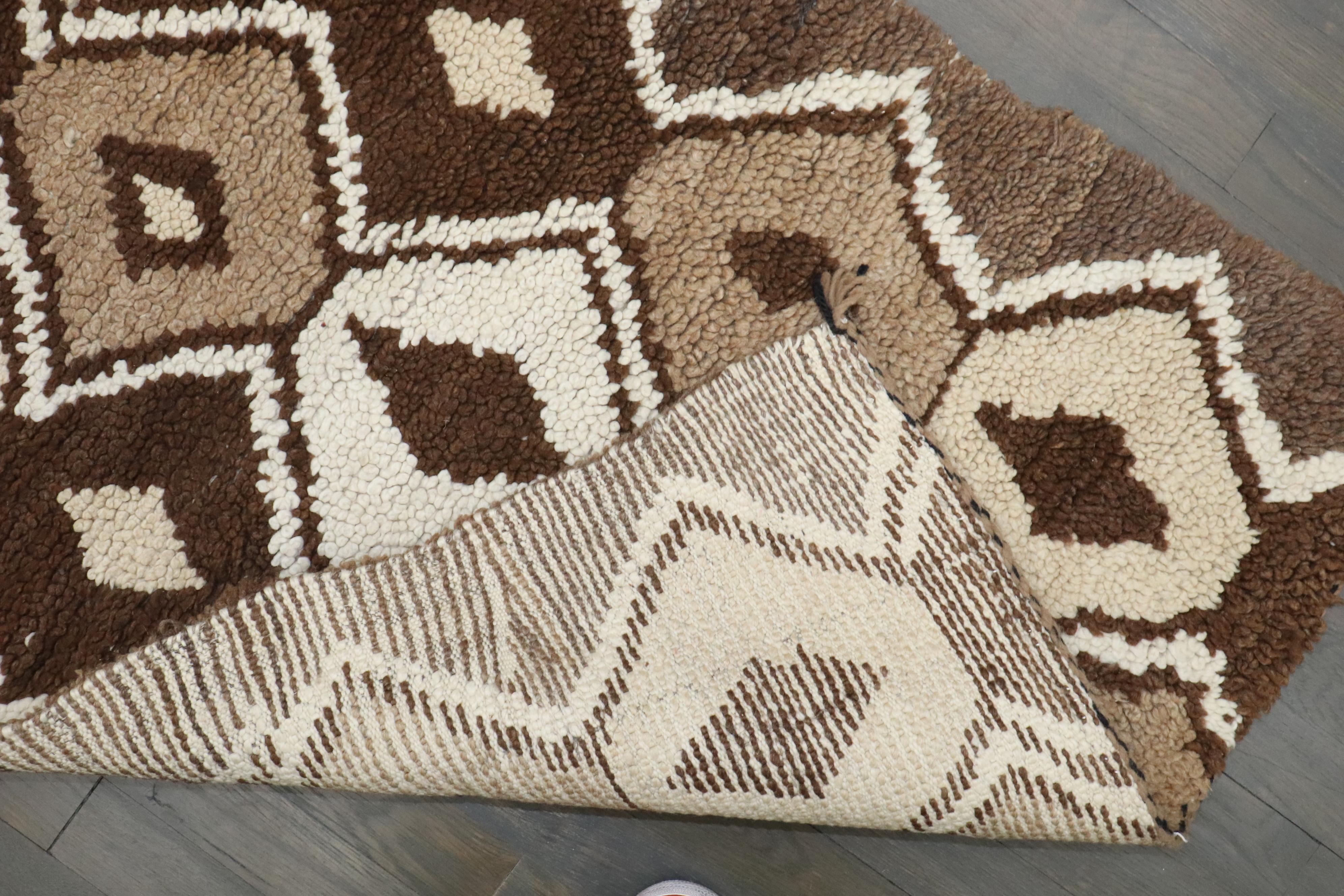Mid-Century moderno Runner marocchino di piccole dimensioni Zabihi Collection'S Marrone Avorio in vendita