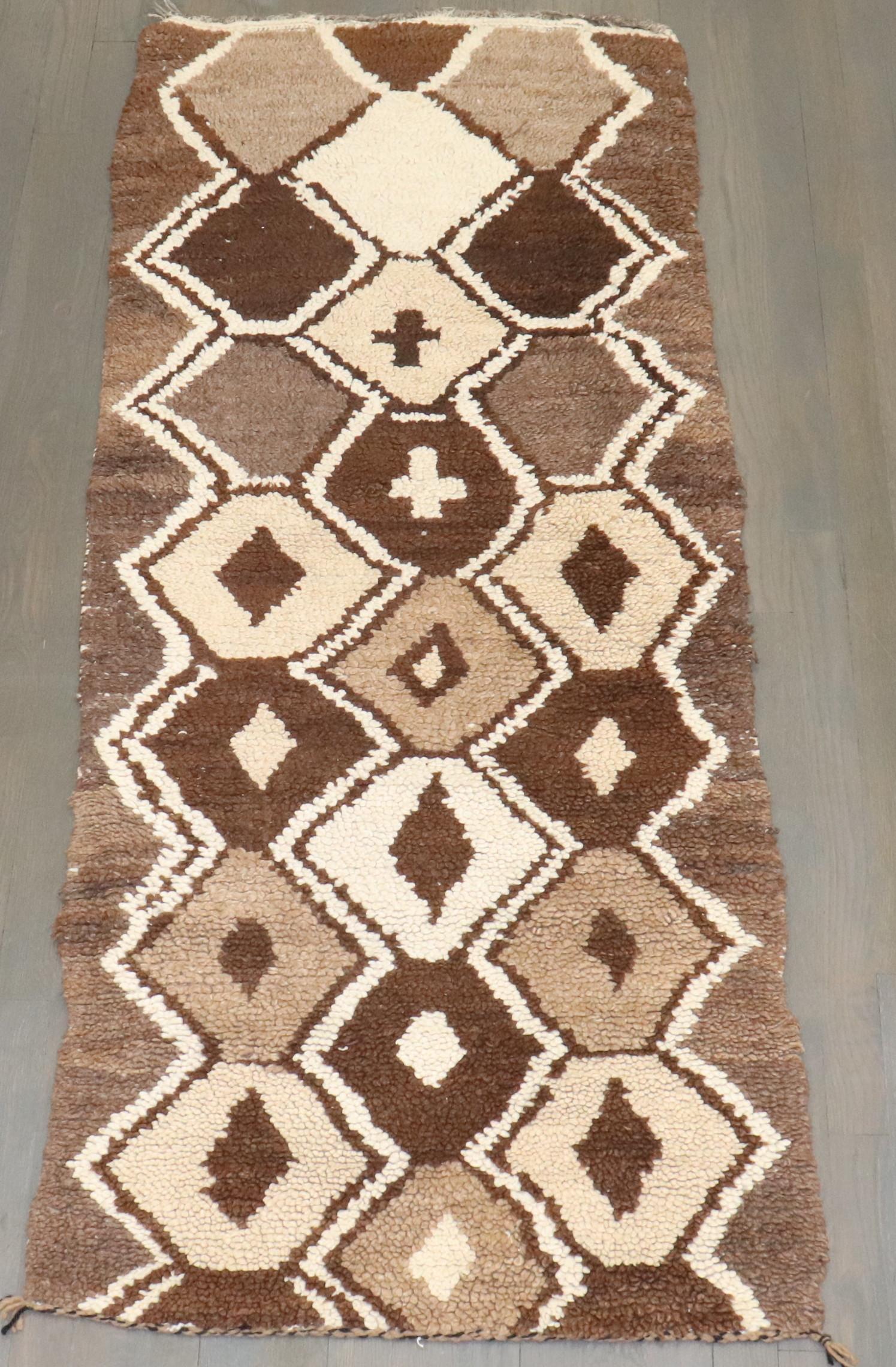 XX secolo Runner marocchino di piccole dimensioni Zabihi Collection'S Marrone Avorio in vendita