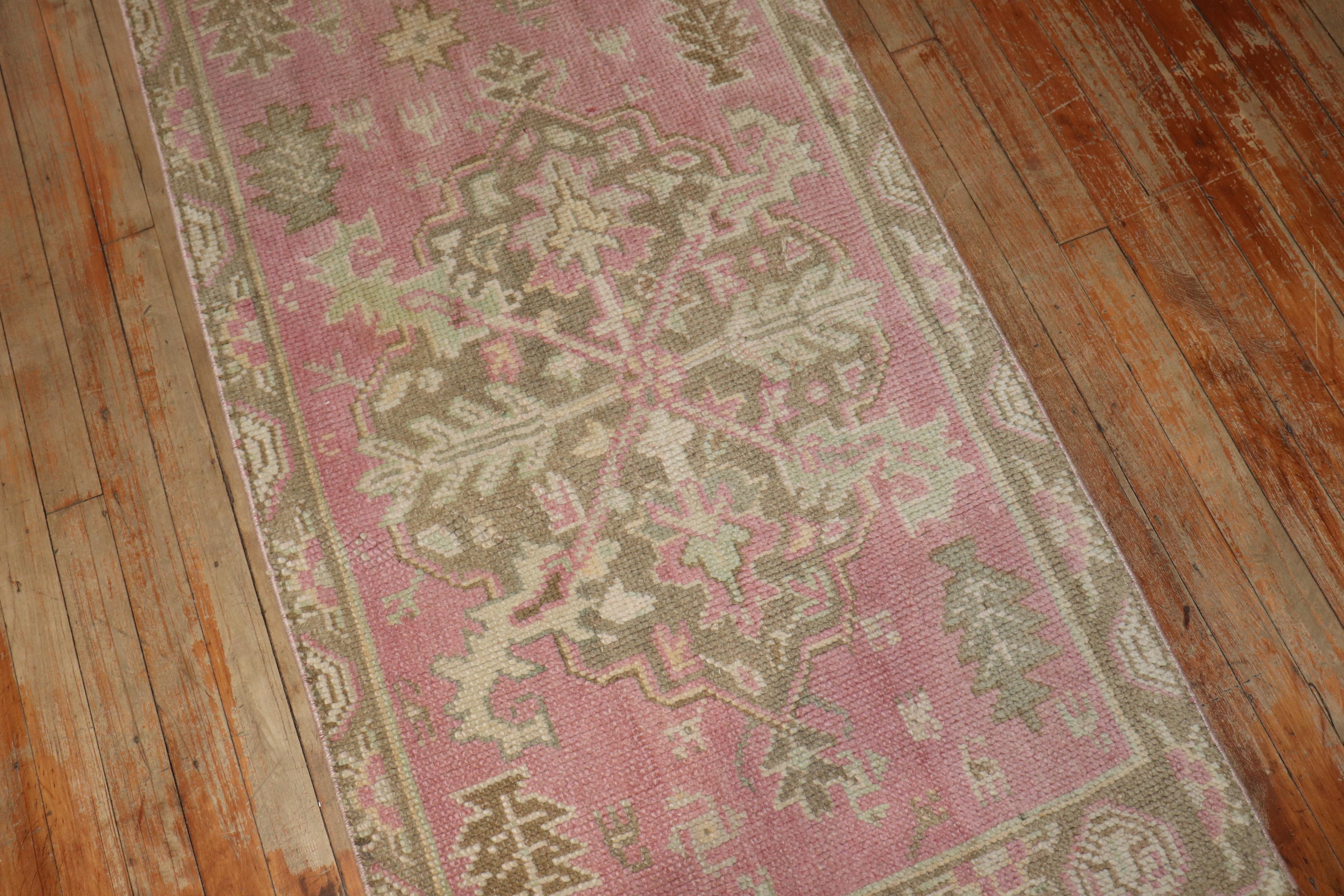 Un antico corridore turco Oushak del secondo quarto del XX secolo

Misure: 2'6'' x 10'7''