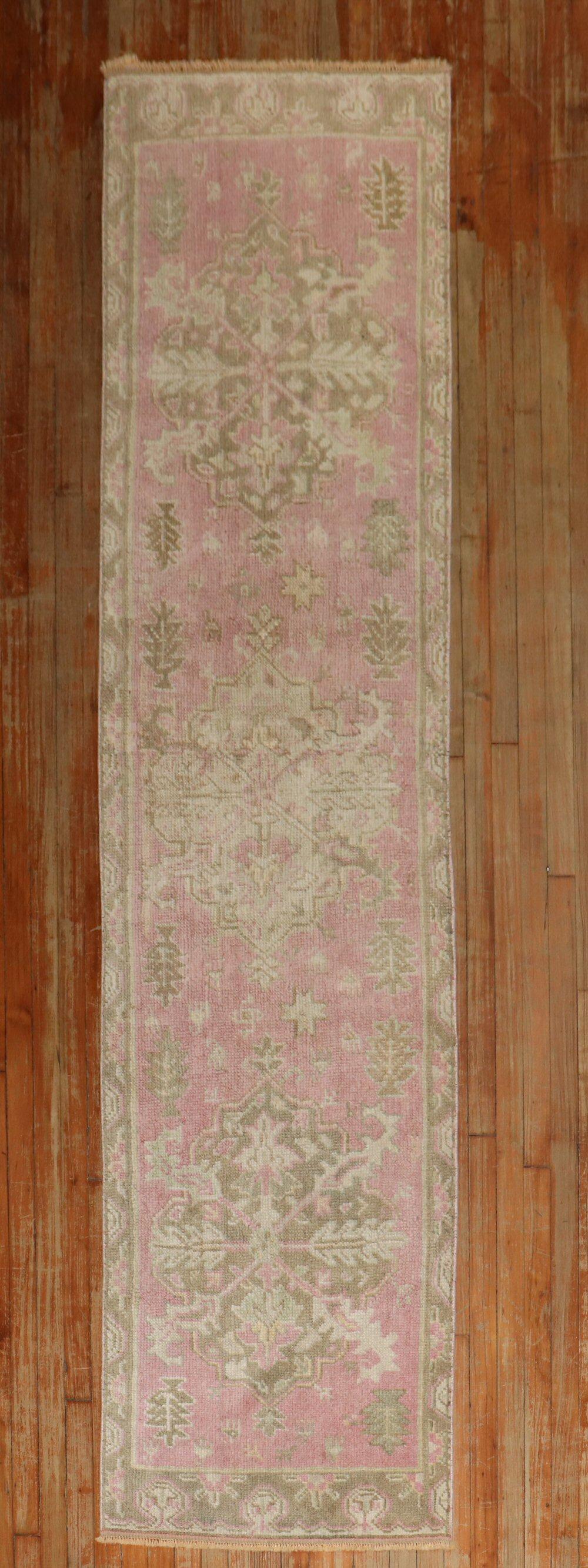 Stile Adirondack Zabihi Collection Bubble Gum Pink - Corridore turco Oushak in vendita