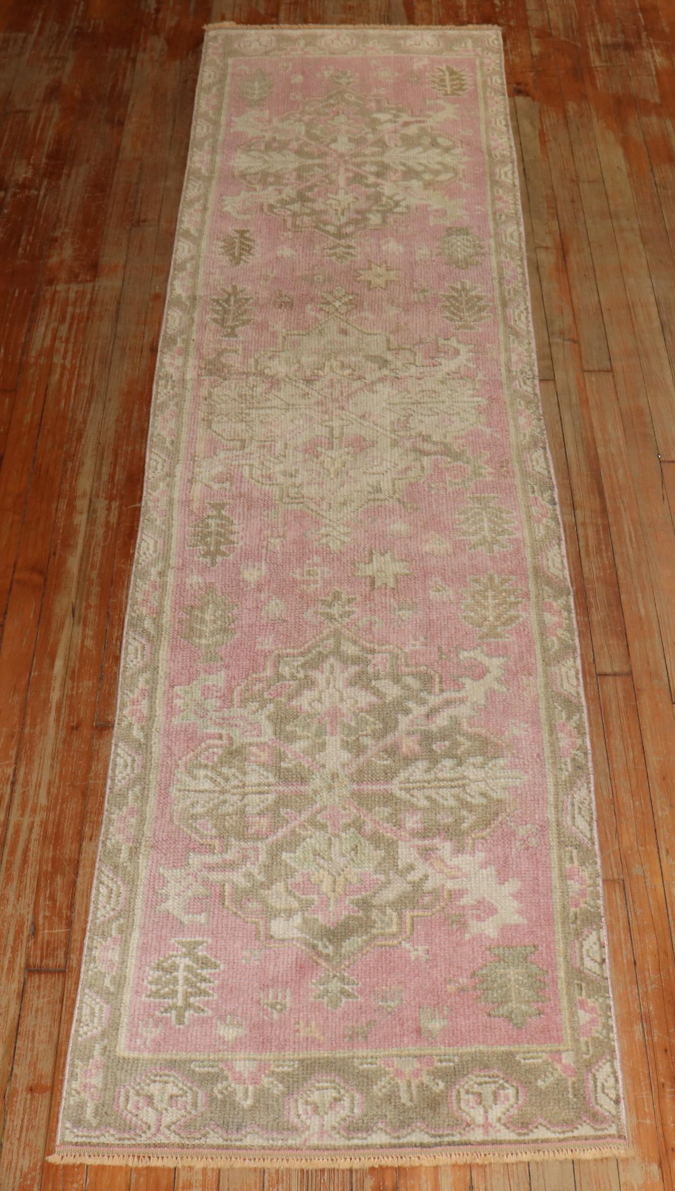 Turco Zabihi Collection Bubble Gum Pink - Corridore turco Oushak in vendita