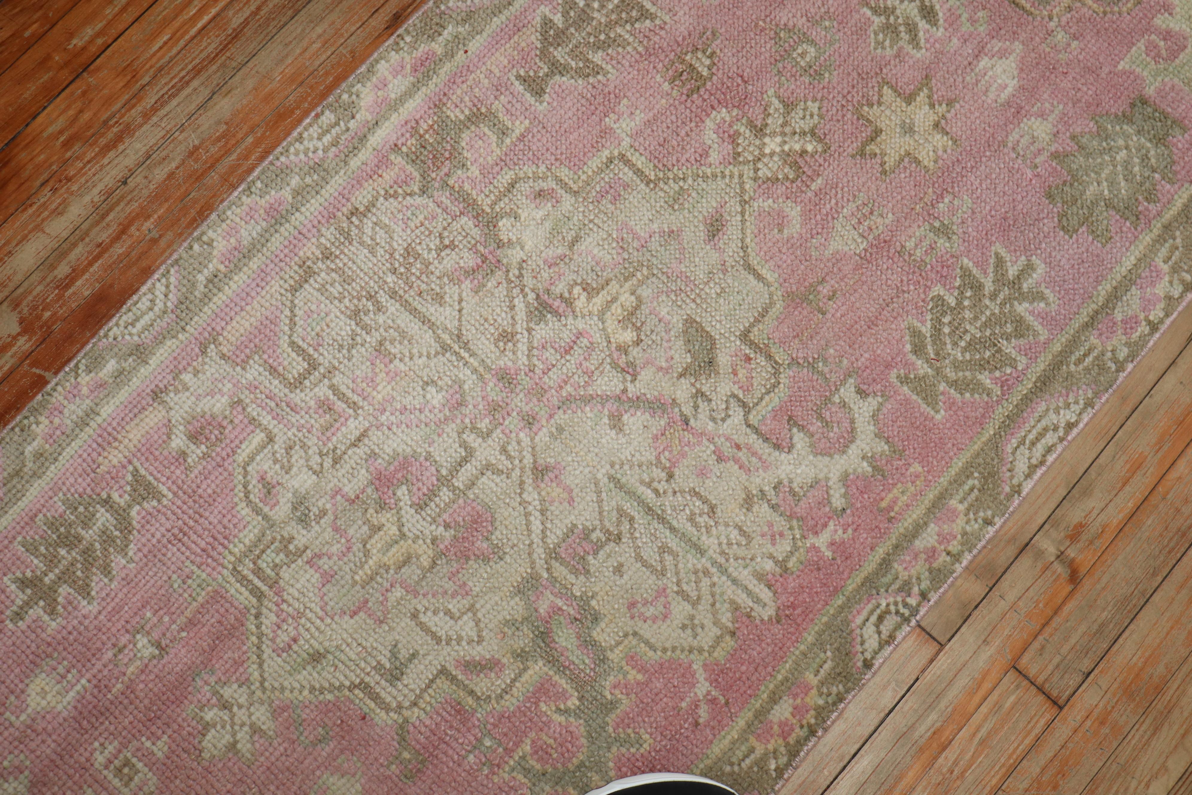 XX secolo Zabihi Collection Bubble Gum Pink - Corridore turco Oushak in vendita