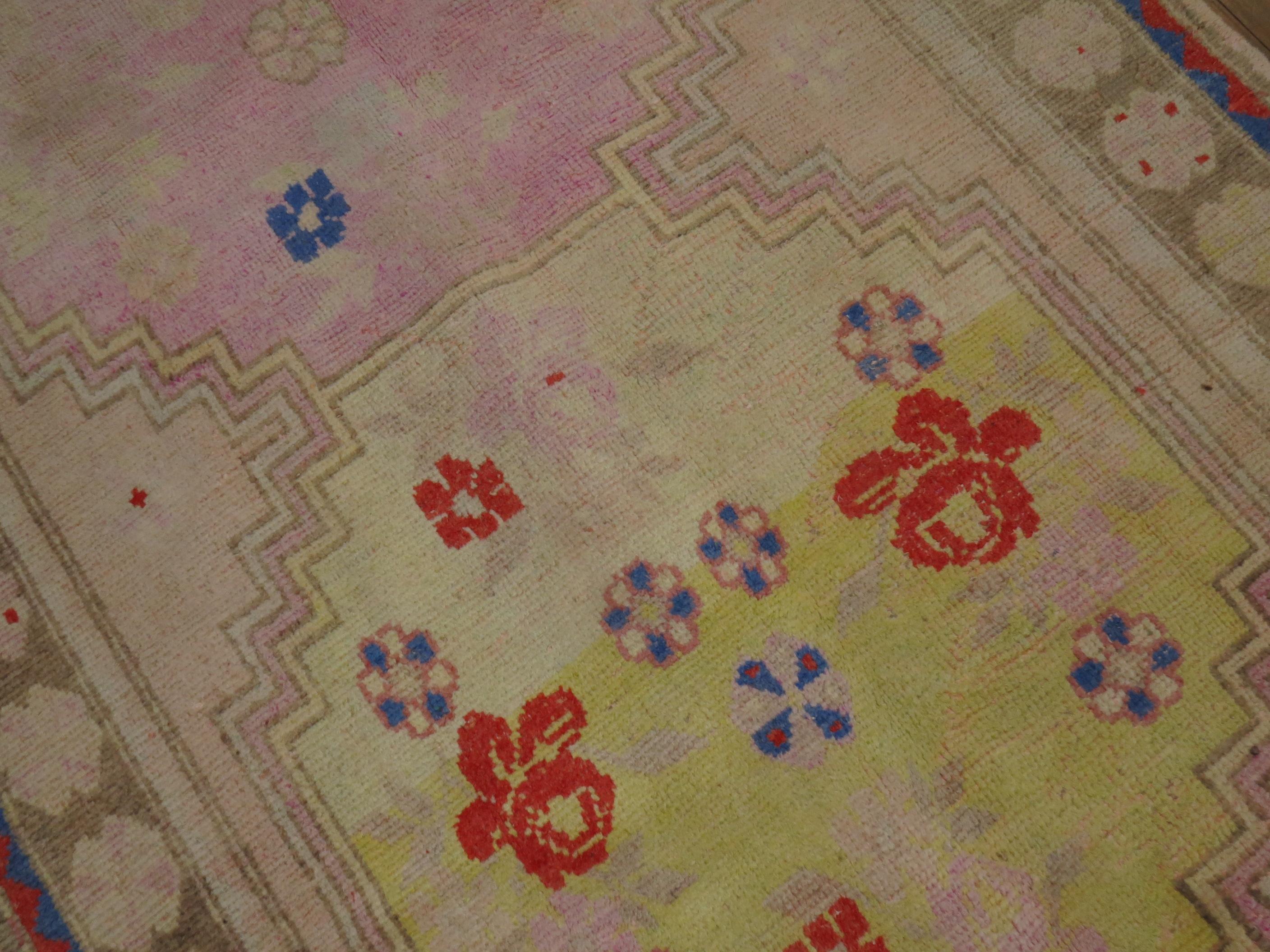 Alfombra turca vintage inusual de color rosa que hemos encontrado. Los colores son todos originales en buen estado general para su edad. Alrededor de 1930

Detalles
alfombra no.	31207
talla	4' 9