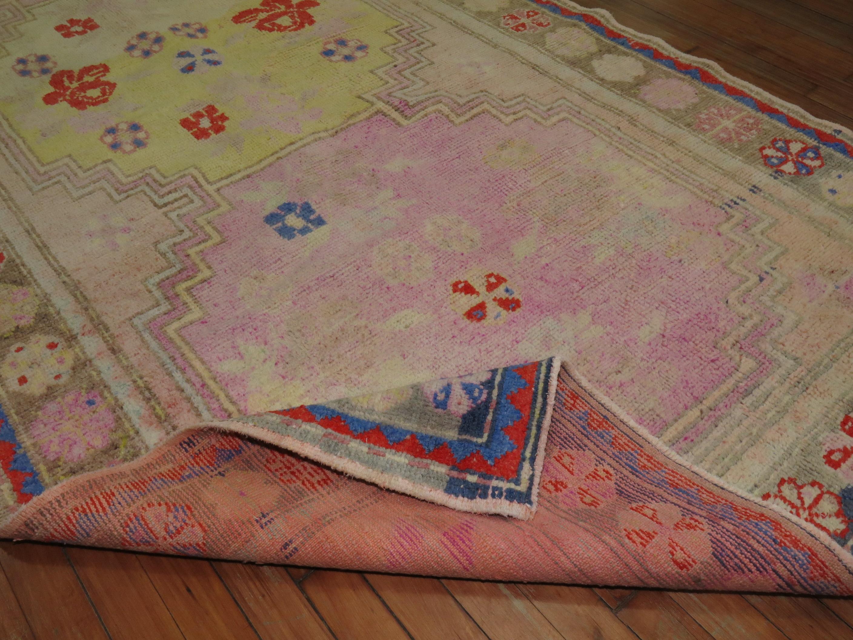 Colección Zabihi Alfombra Turca Vintage Rosa Chicle en Bueno estado para la venta en New York, NY
