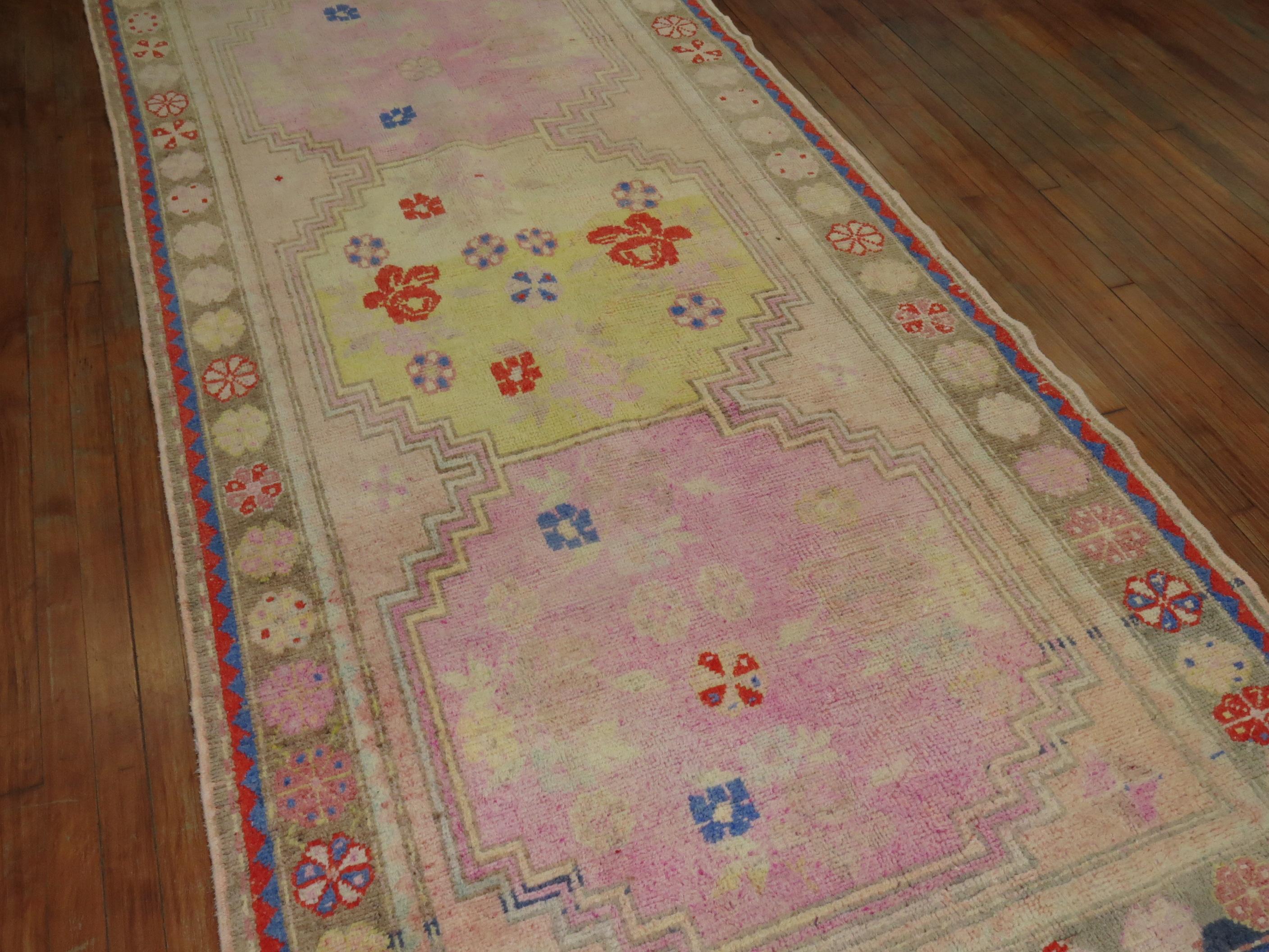 Colección Zabihi Alfombra Turca Vintage Rosa Chicle siglo XX en venta