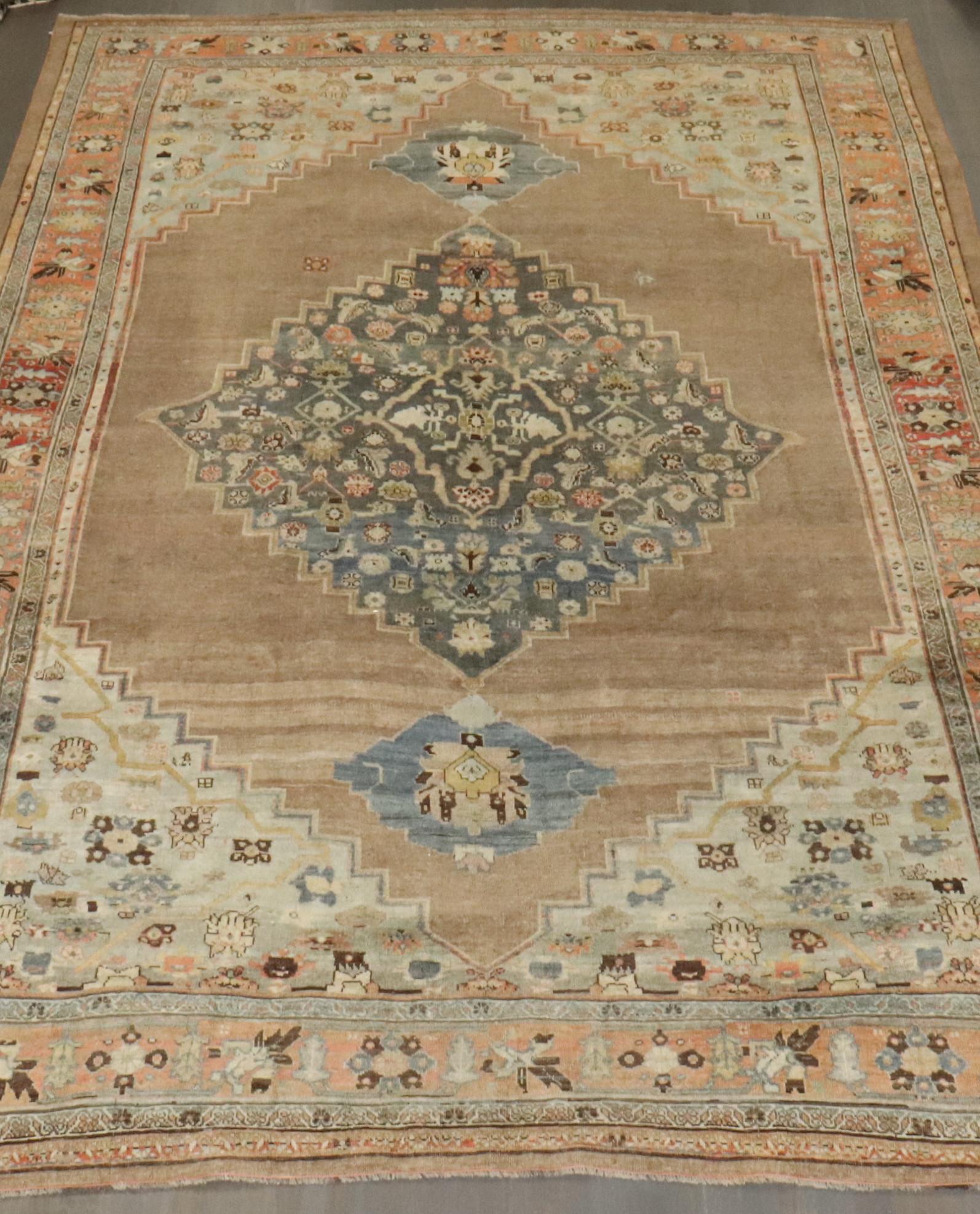 un Tappeto Bidjar persiano della fine del XIX secolo nei toni freschi e morbidi del cammello e del pesca

Dettagli
rug no.	j4110
dimensione	8' x 12' (244 x 366 cm)