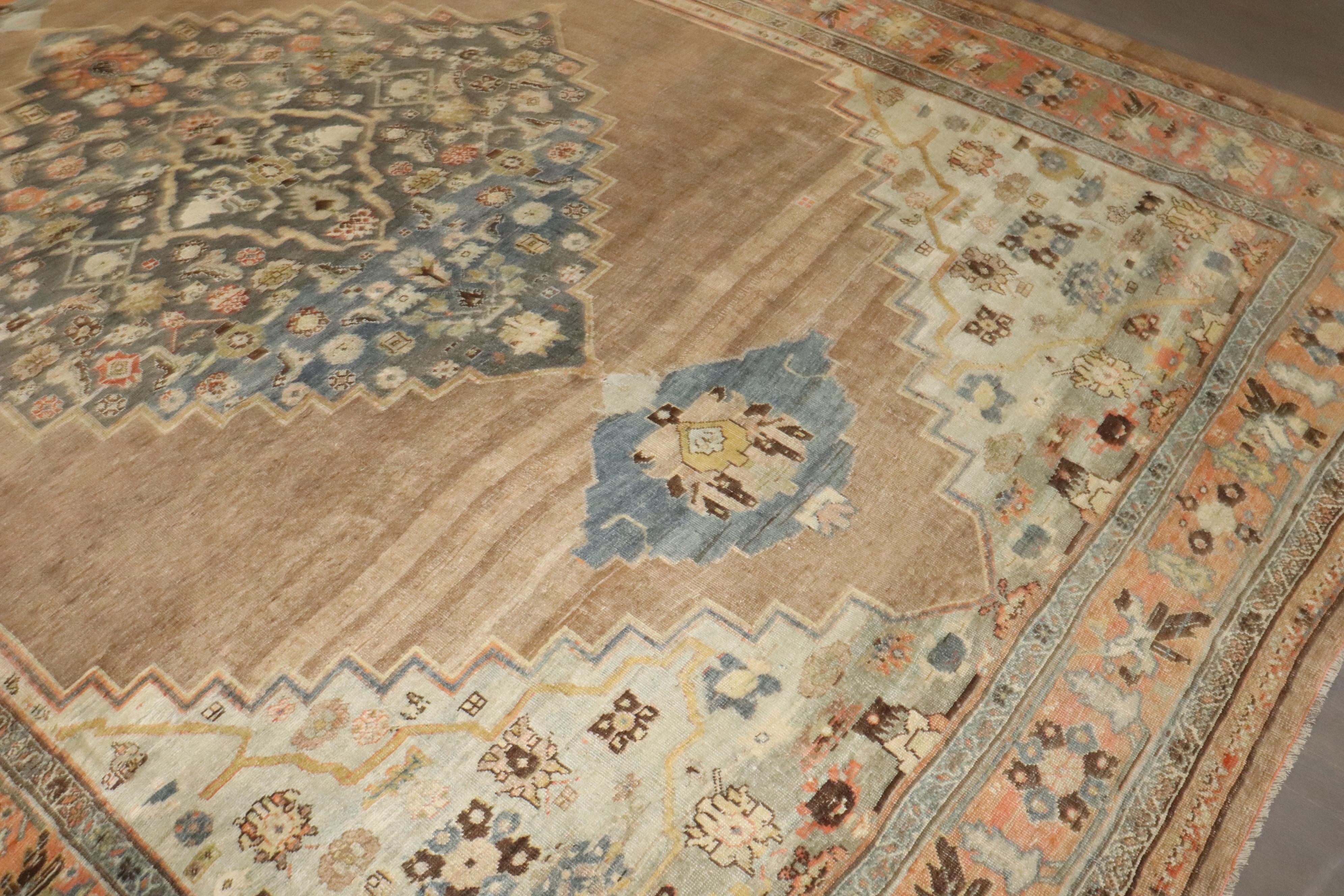 Annodato a mano Tappeto Zabihi Collection Camel Color Antique Persian Bidjar in vendita