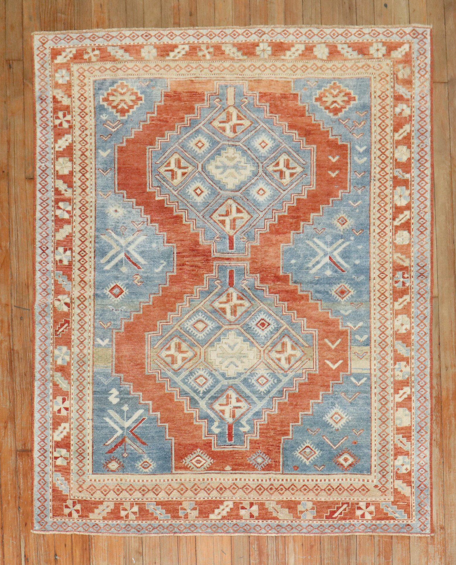 3. Quartal des 20. Jahrhunderts Kazak-Teppich in Blau und Tomatenrot

Einzelheiten
Teppich nein.	j3337
Größe	4' 3