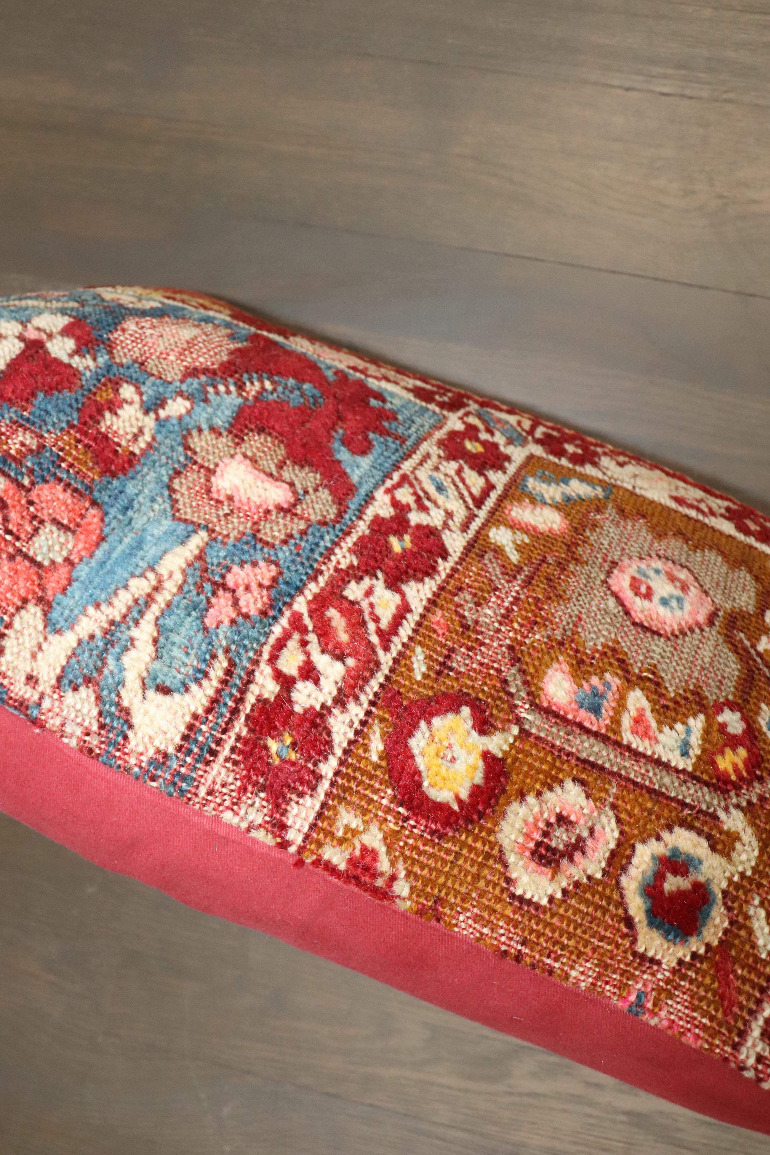 Oushak Zabihi Collection'S Tappeto turco rosso ciliegia Cuscino grande in vendita
