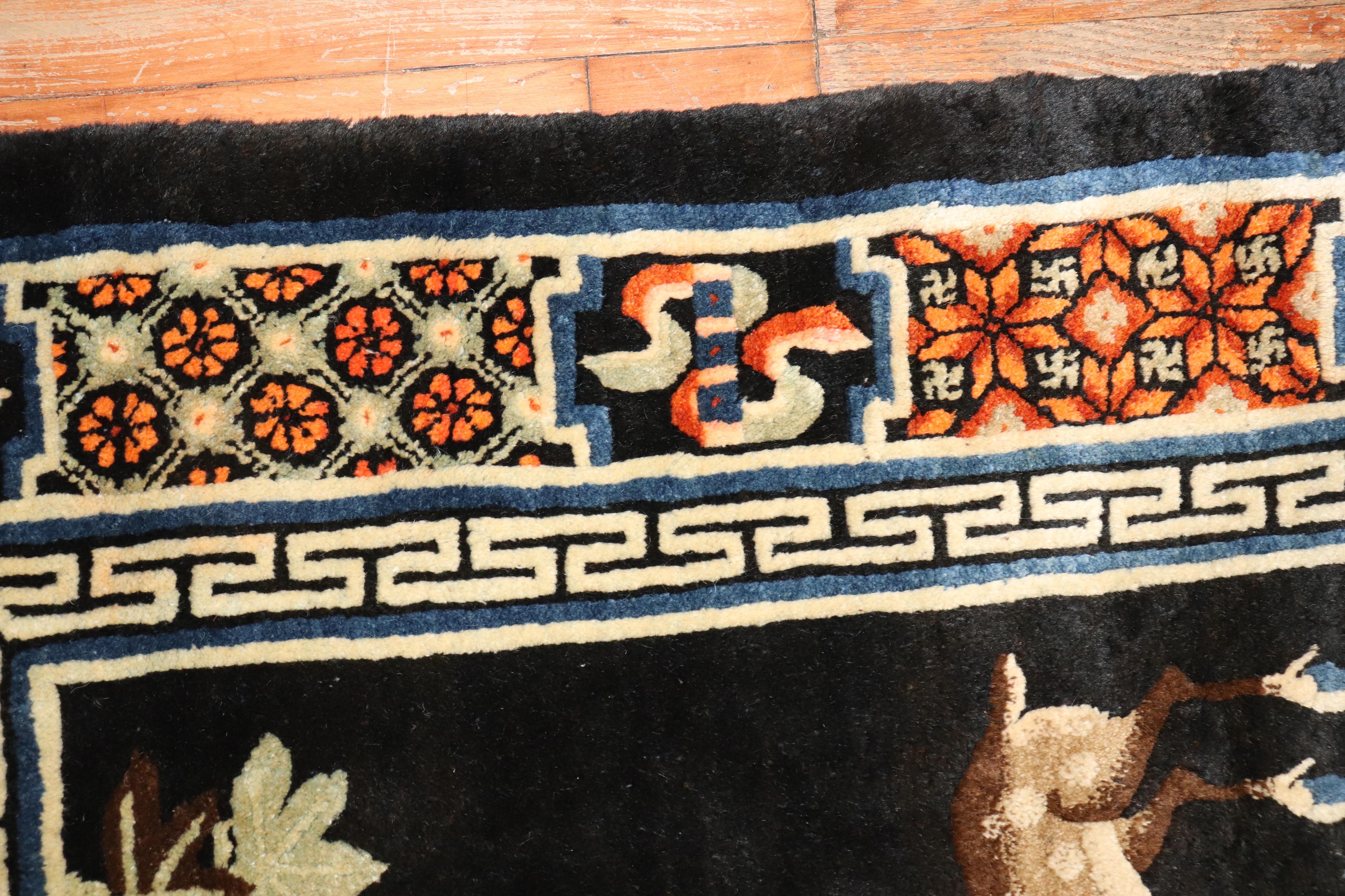 Voller Plüschflor Chinesischer Batou Animal Pictorial Design Teppich aus dem 2. Quartal des 20.

Maße: 4'4'' x 6'9''.