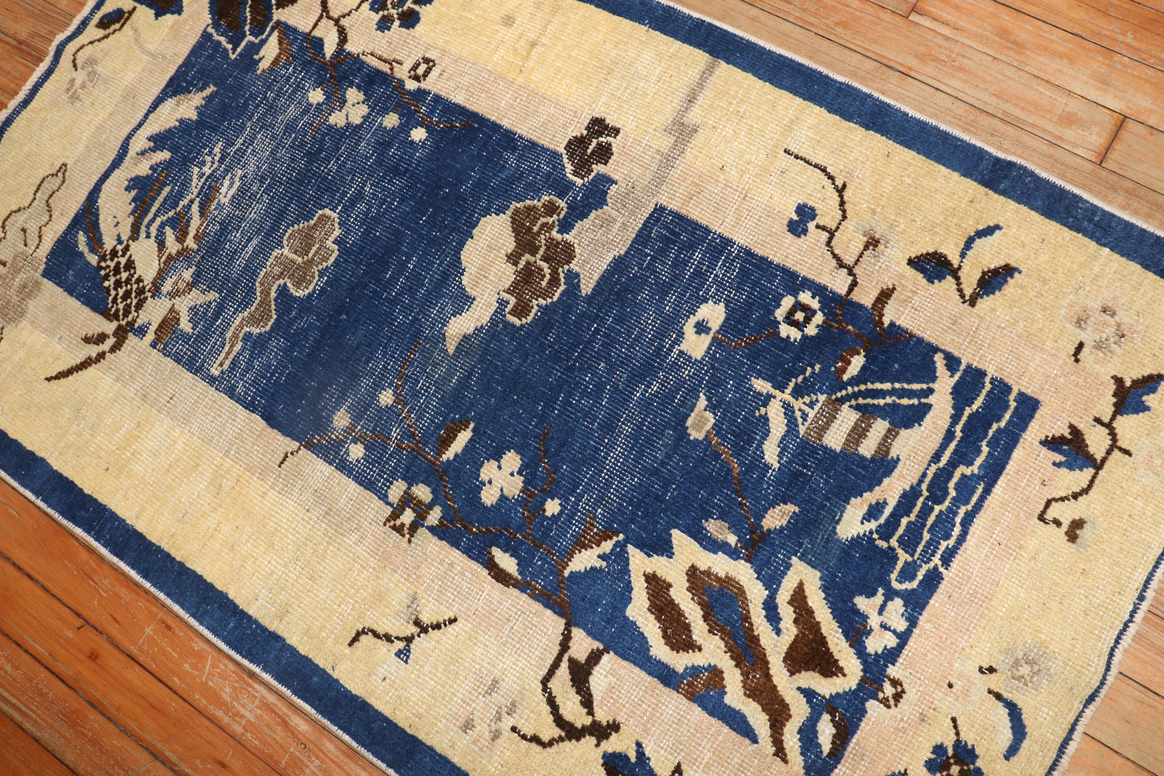 Chinesischer Peking-Teppich in Blau im Streubildformat aus dem 2. Quartal des 20. Jahrhunderts.

Maße: 2'6