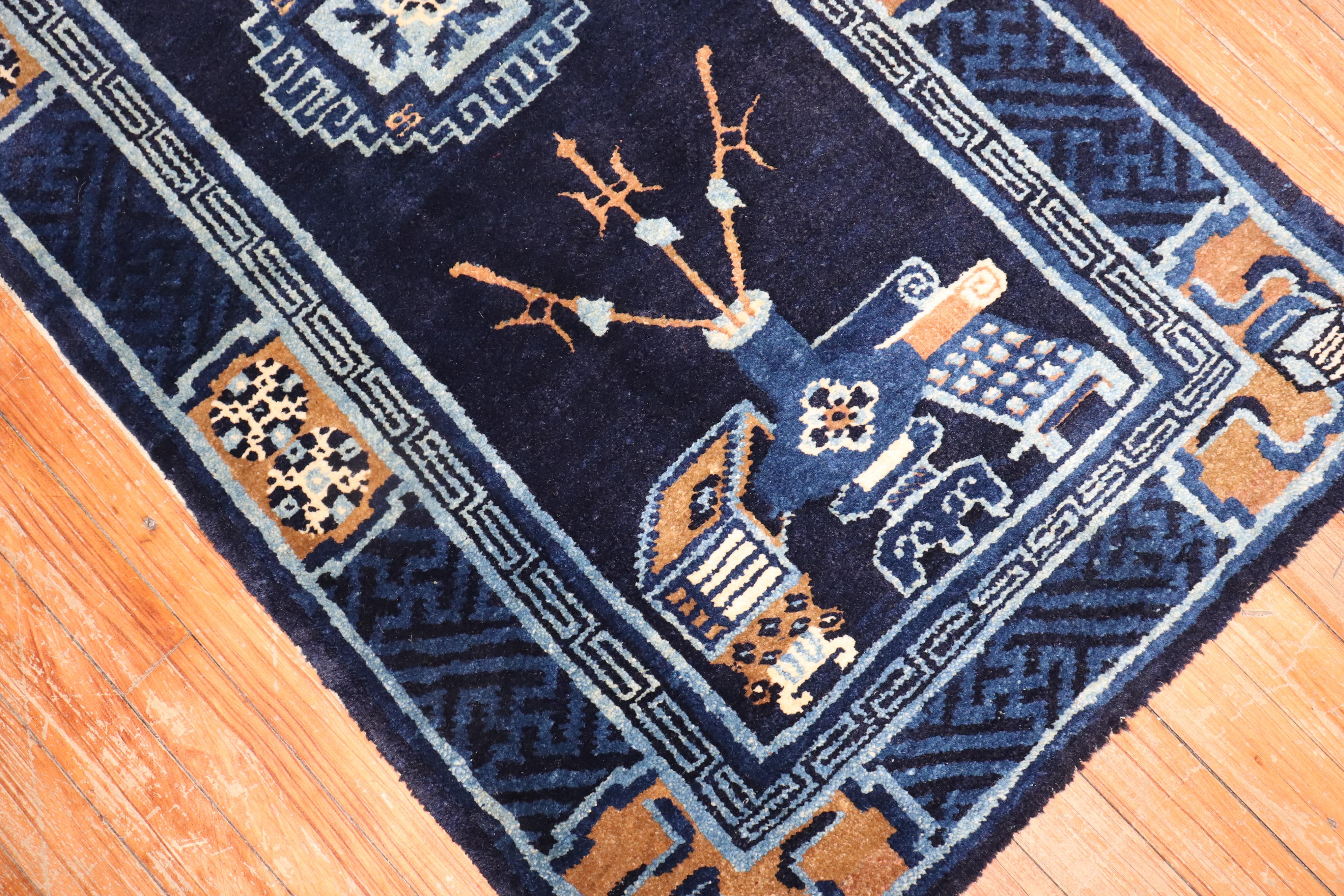 Chinesischer Peking-Teppich in Blau im Streubildformat aus dem 2. Quartal des 20. Jahrhunderts.

Maße: 2'2