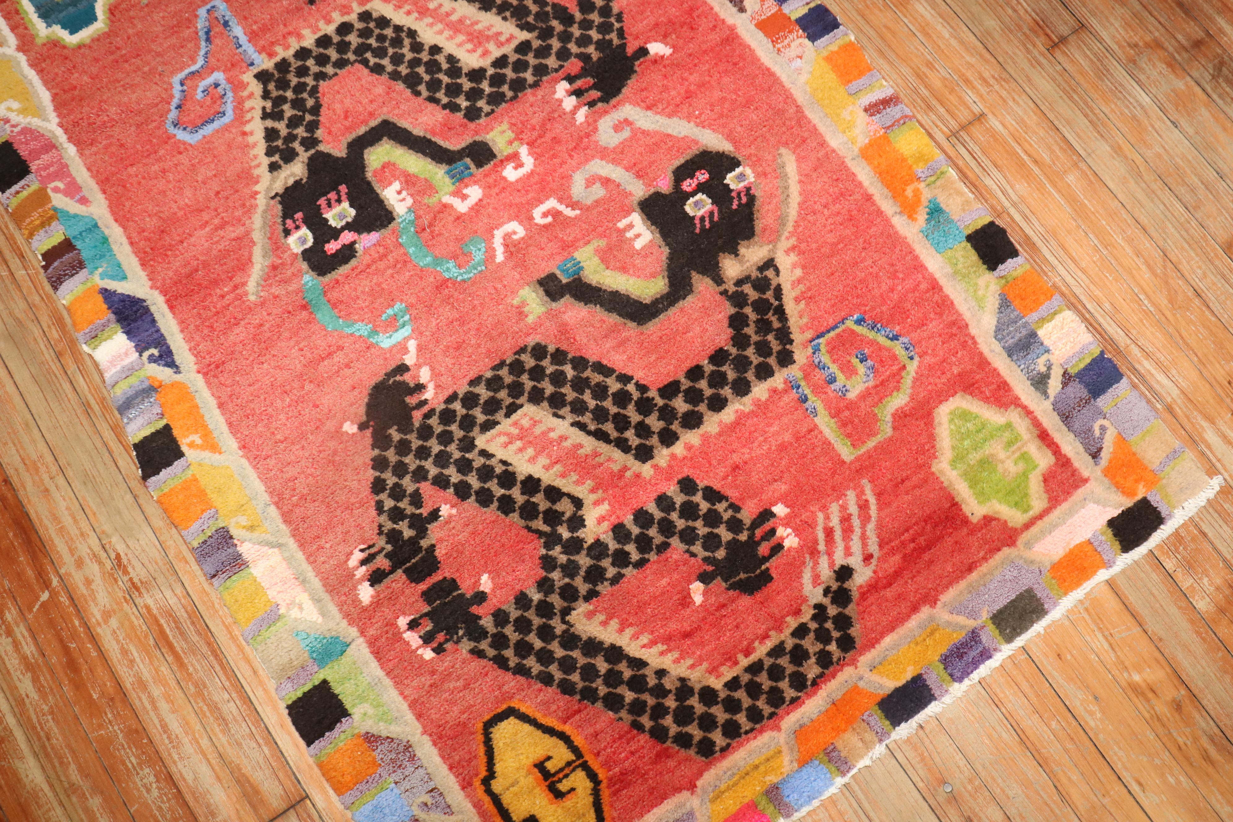 Tapis tibétain unique et coloré du 2e quart du 20e siècle avec un motif de dragon coloré. 

Mesures : 3'1'' x 5'1''.