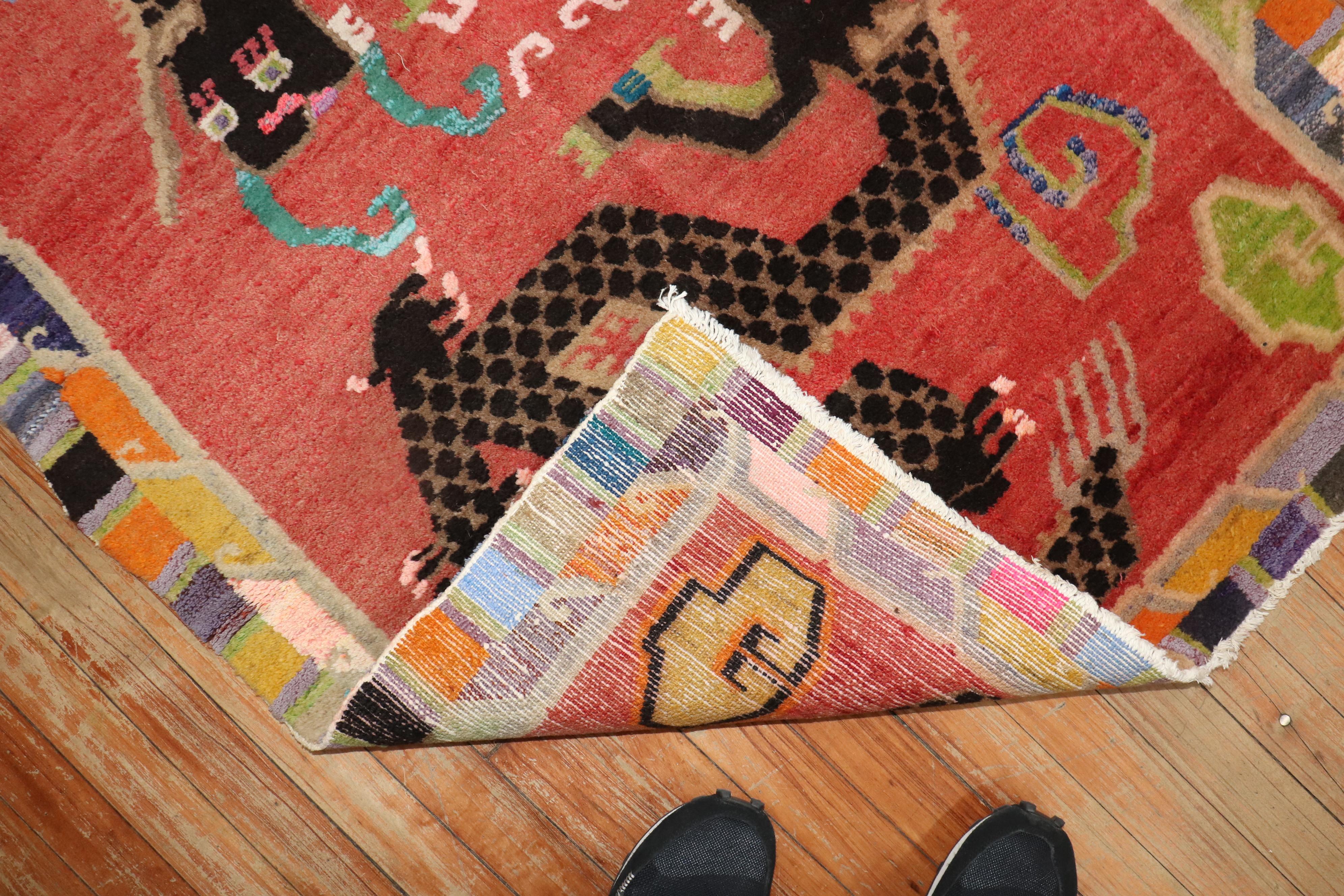 Tibetischer Vintage-Teppich der Zabihi-Kollektion mit buntem Drachen (Volkskunst) im Angebot