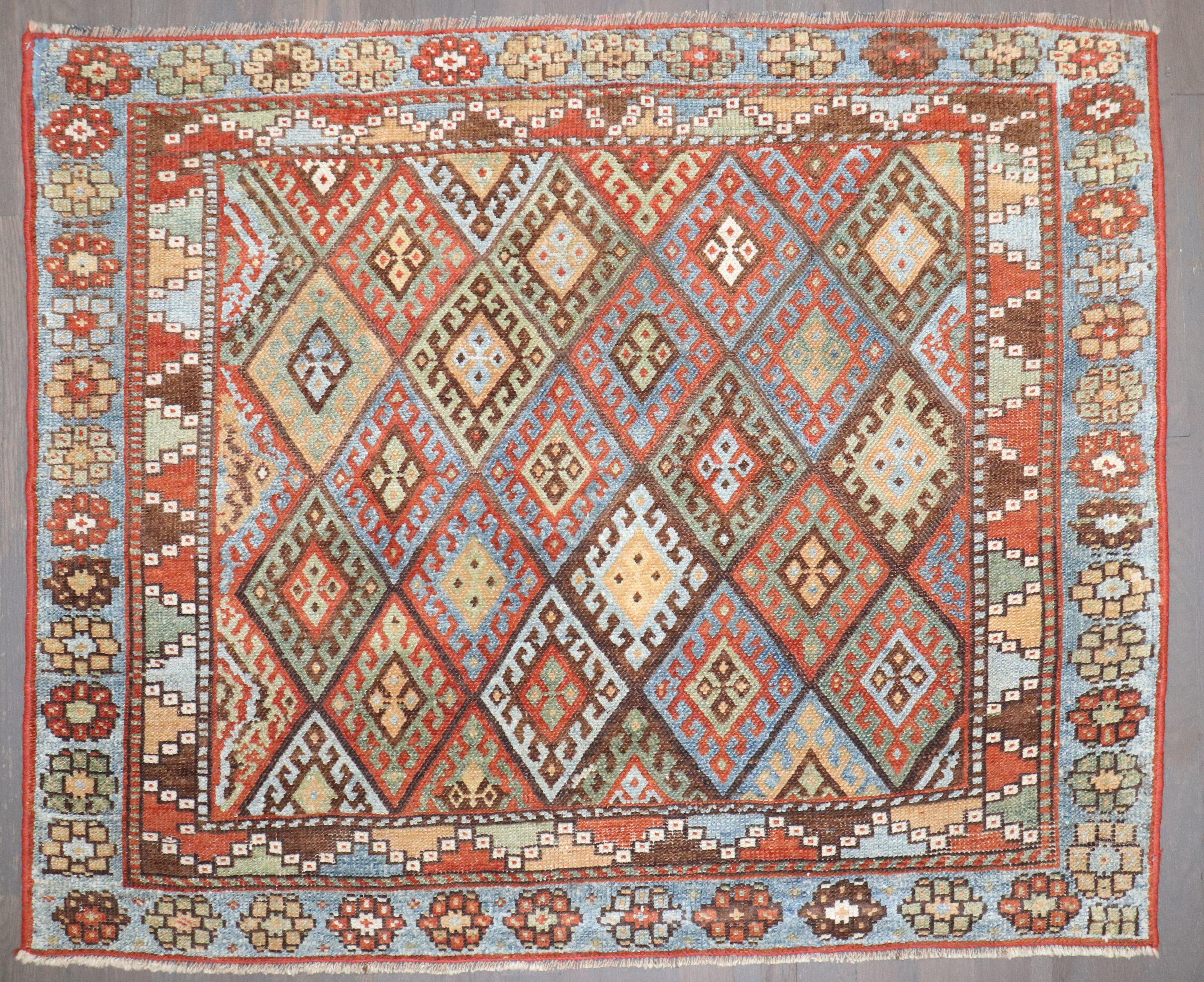 ein hochdekorativer bunter Jaff-Kurd-Teppich aus dem frühen 20. Jahrhundert

Einzelheiten
Teppich nein.	j3697
Größe	2' 11