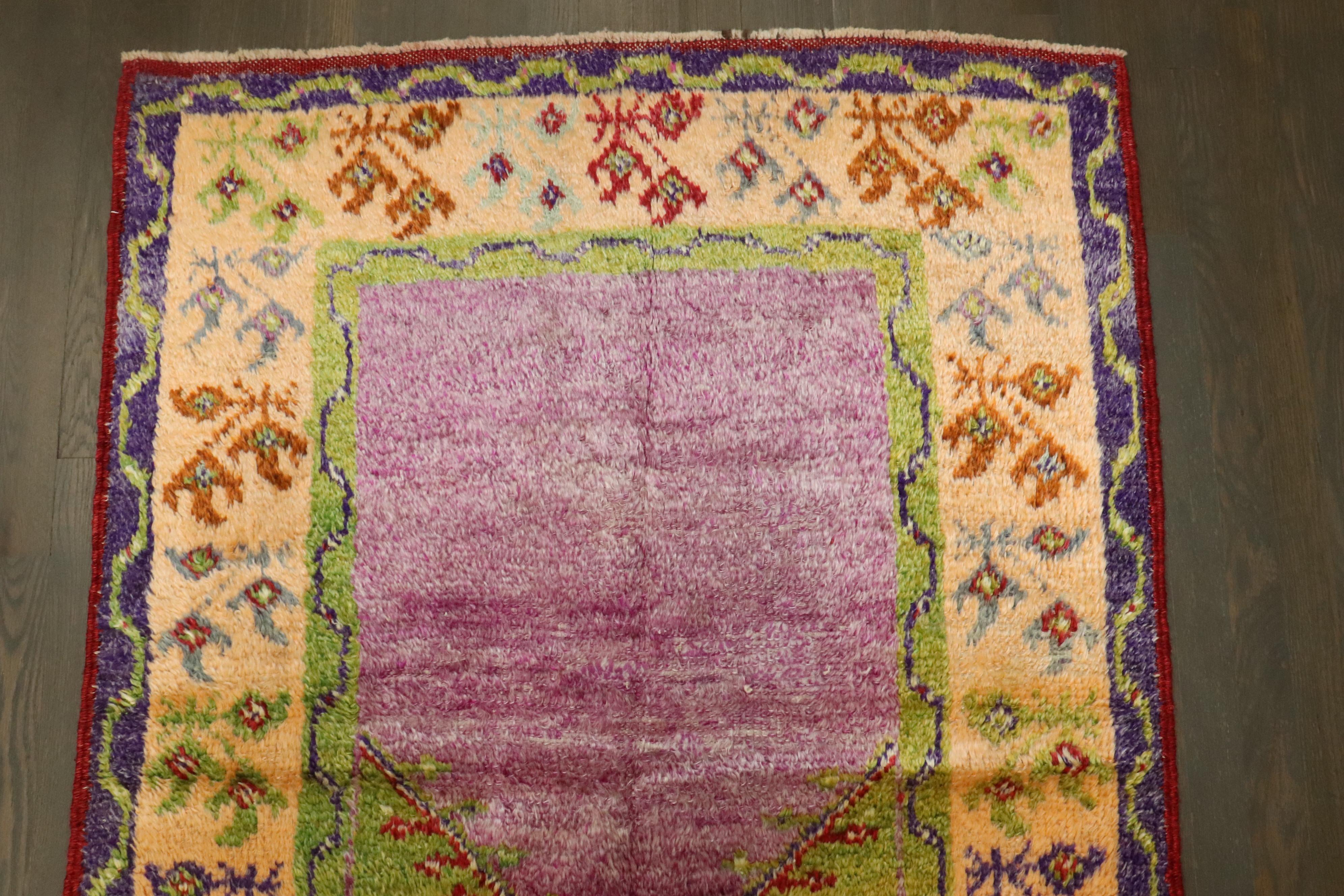 ein kleiner türkischer Gebetsteppich mit Plüschflor aus der Mitte des 20. Jahrhunderts, der wilde Farben aufweist.

Einzelheiten
Teppich nein.	j4526
Größe	3' 5